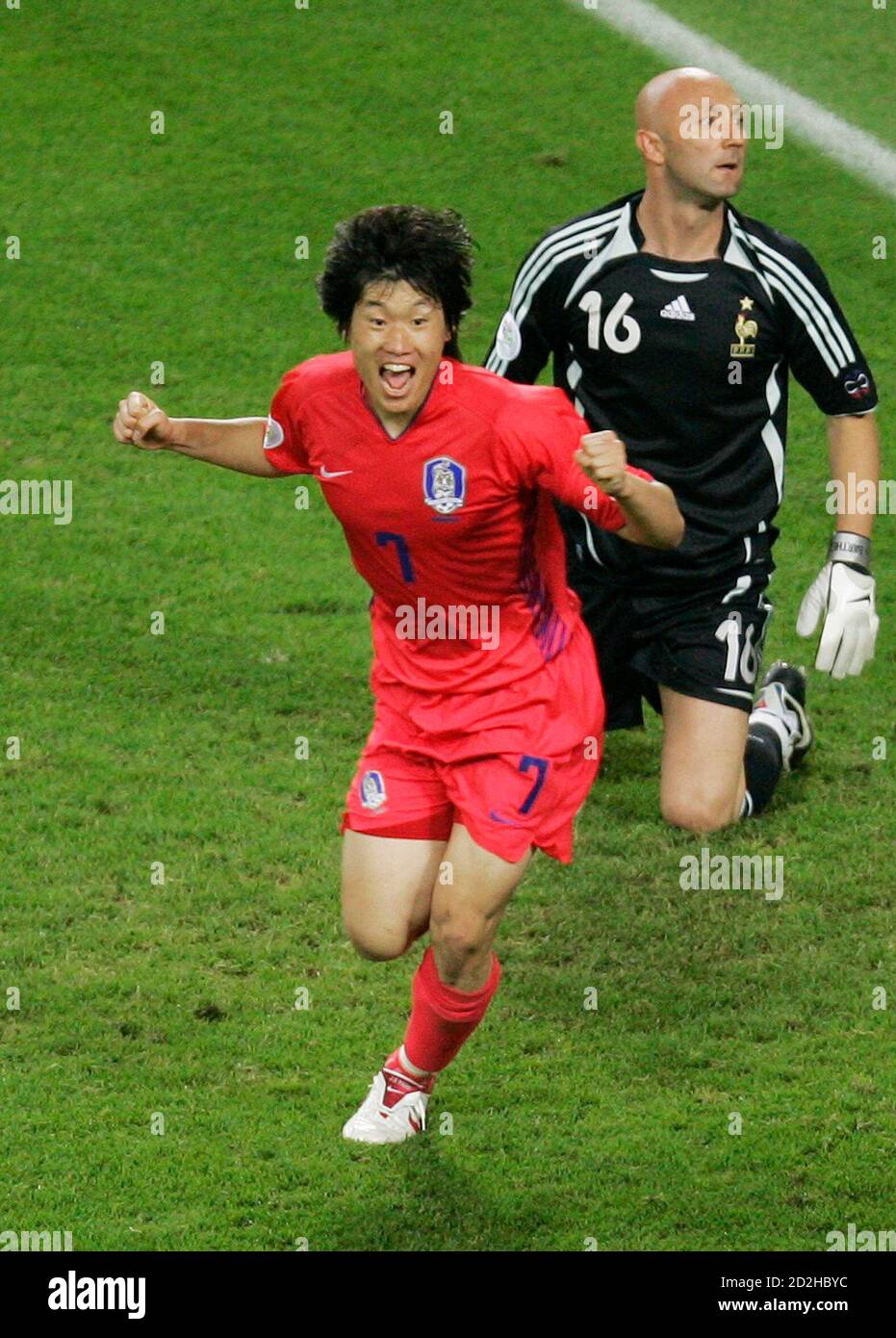 South Korea S Park Ji Sung L Celebrates His Goal Against France S Fabien Barthez During Their Group G World Cup 06 Soccer Match In Leipzig June 18 06 Fifa Restriction No Mobile Use