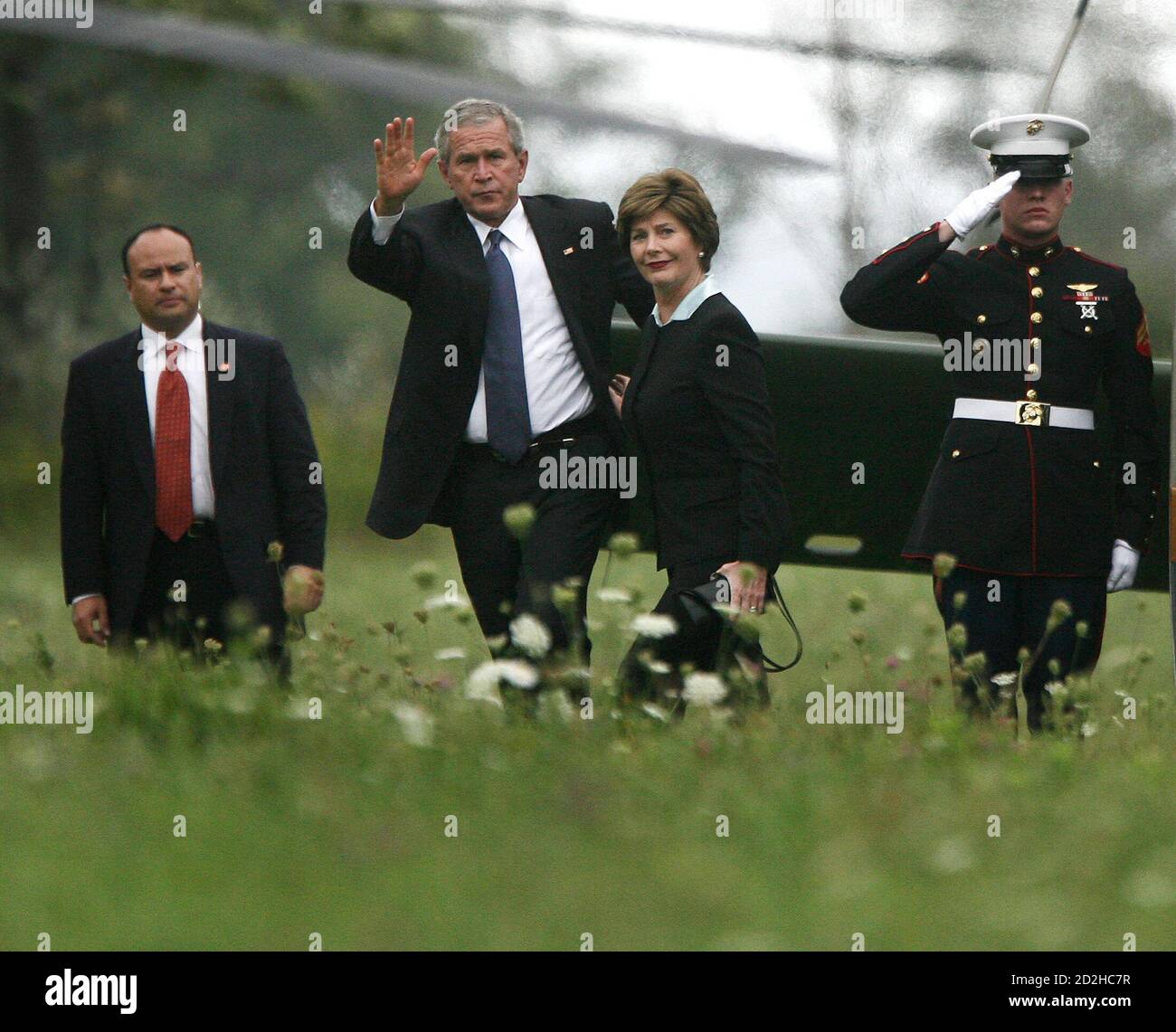 U S President George W Bush And First Lady Laura Bush Walk Through A Field On Their Way To A Wreath Laying Ceremony Commemorating The Fifth Anniversary Of The September 11 01 Attacks
