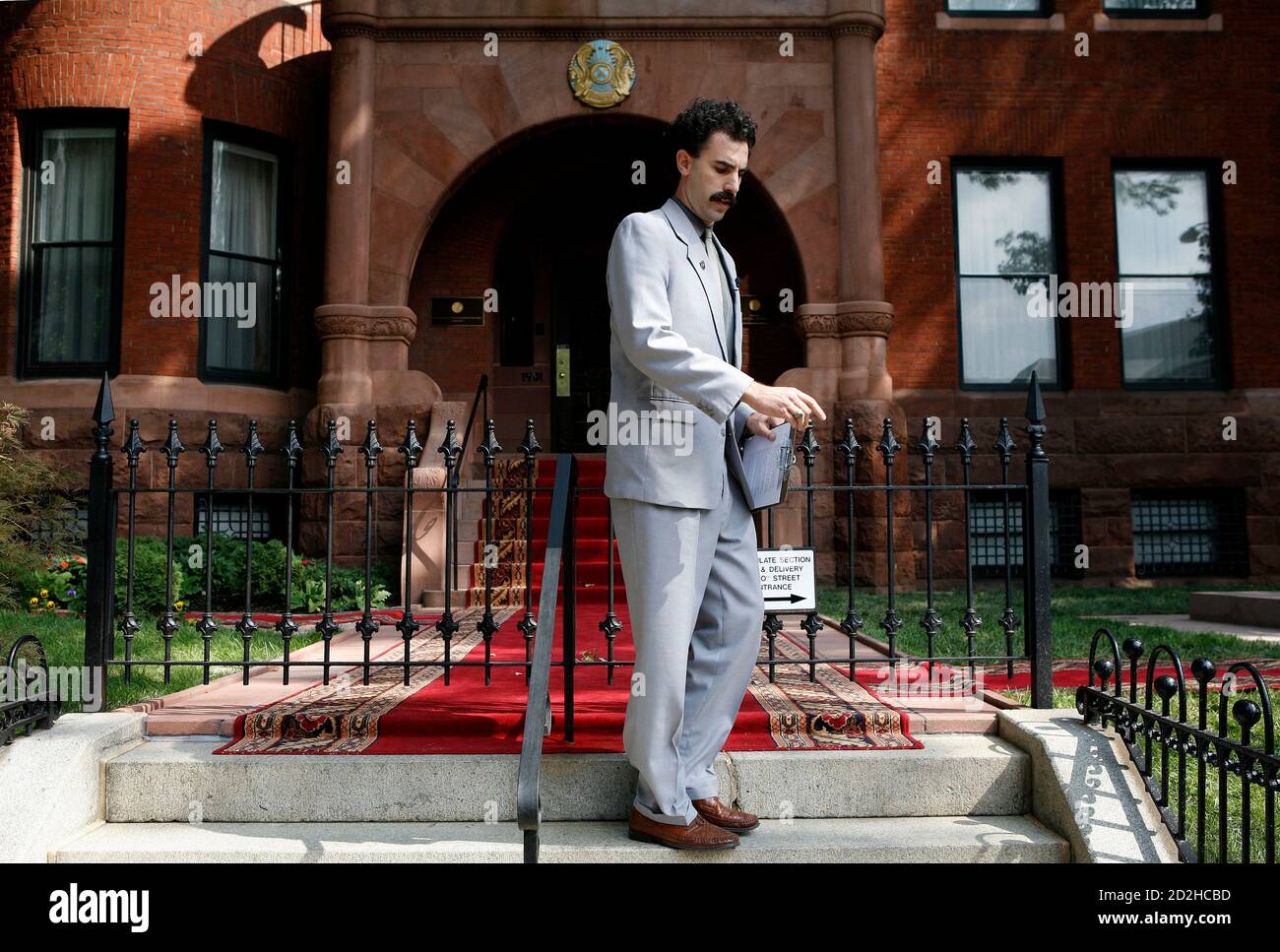 Actor Sacha Baron Cohen in the role of ficticious Kazakh journalist Borat Sagdiyev fails to enter the Kazakh Embassy in Washington, September 28, 2006. Cohen was attempting to deliver an invitation to Kazakh President Nursultan Nazarbayev for the opening of his movie entitled 'Borat: Cultural Learnings of America for Make Benefit Glorious Nation of Kazakhstan'.   REUTERS/Joshua Roberts   (UNITED STATES) Stock Photo