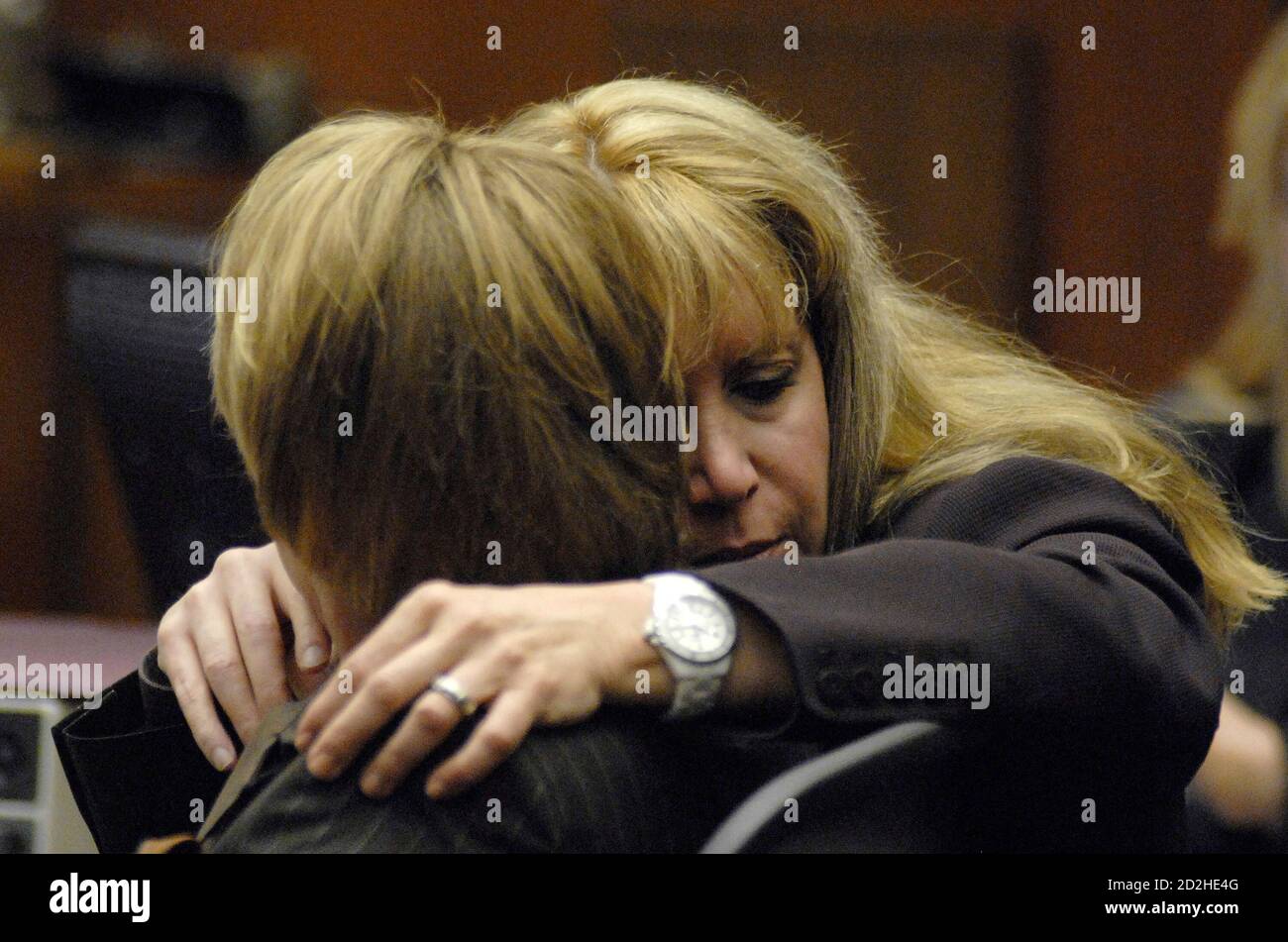 Defense attorney Linda Kenny Baden (R) whispers to music producer and defendant Phil Spector at his murder trial in Los Angeles Superior Court in Los Angeles, California May 10, 2007. Spector is accused of killing actress Lana Clarkson in his home in 2003.   REUTERS/Jamie Rector/Pool  (UNTED STATES) Stock Photo