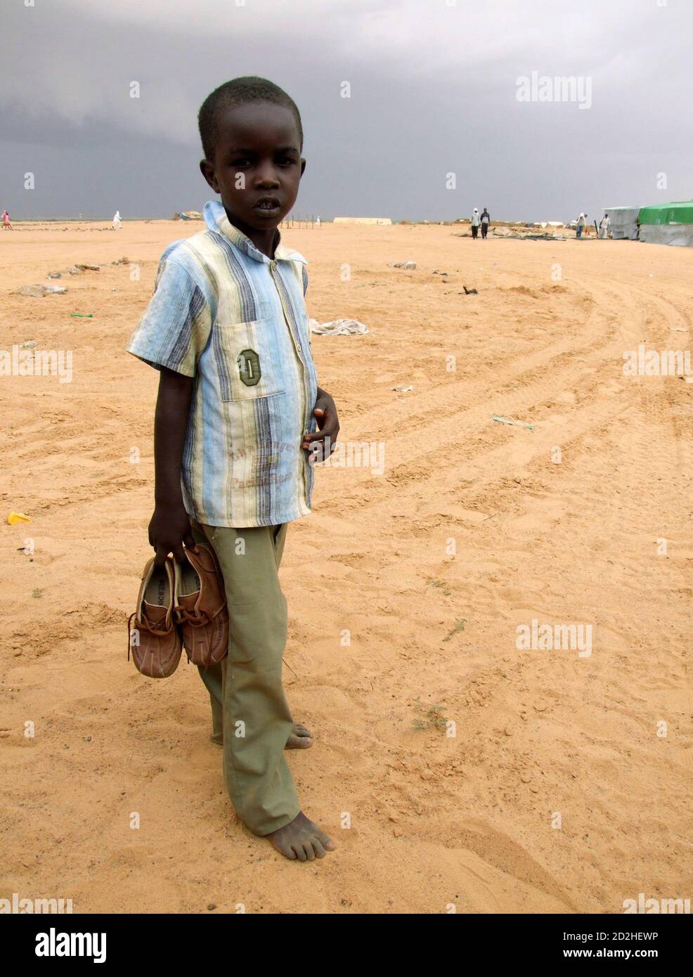 A Sudanese refugee boy walks in Oure Cassoni refugee camp in Bahai, eastern Chad, August 9, 2007. Most refugees appear to be under the impression that a UN force would be composed of Western troops, not the more likely scenario of African soldiers under a UN command. Picture taken August 9, 2007.   To match feature DARFUR-CHAD/REFUGEES    REUTERS/Stephanie Hancock (CHAD) Stock Photo