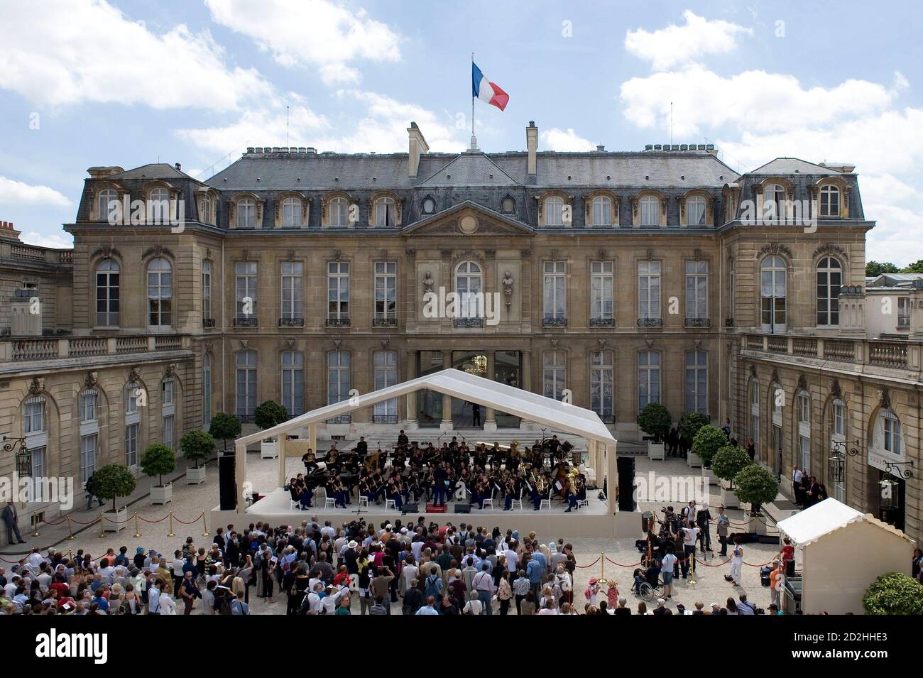 Visitors Attend The 27th Music Festival Fete De La Musique At The Elysee Palace In Paris June 21 2008 Reuters Gonzalo Fuentes France Stock Photo Alamy