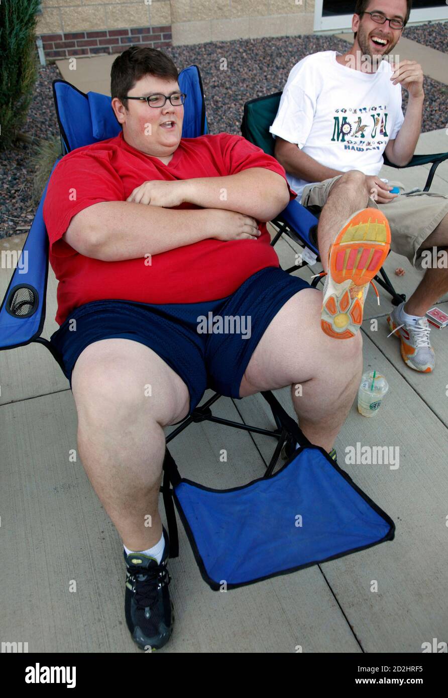 Greg Marthaler, Jr. (L) at 436 pounds (198 kg) waits in line to audition for 'The Biggest Loser' television show with friends including Mark Dahlseng (C) in Broomfield, Colorado July 17, 2010. Several hundred people with more than 100 pounds to lose waited hours in sweltering heat for a chance to be on the 11th season of the show and have a chance to win $250,000.    REUTERS/Rick Wilking (UNITED STATES - Tags: SOCIETY HEALTH ENTERTAINMENT) Stock Photo