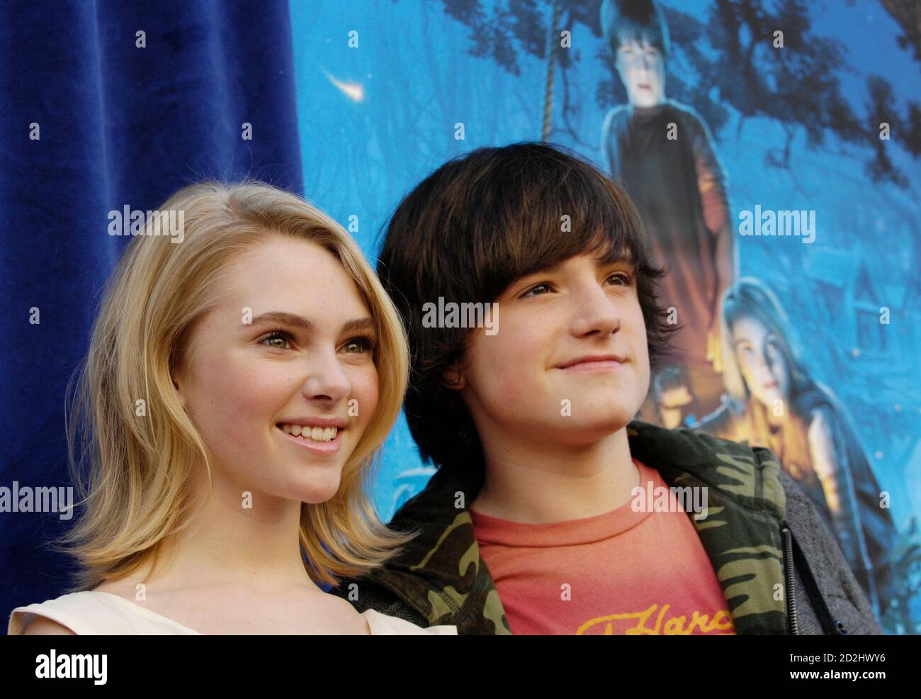 Annasophia Robb L And Josh Hutcherson Cast Members In The New Film Bridge To Terabithia Pose Together At The Premiere Of The Film In Los Angeles February 3 2007 Reuters Chris Pizzello United