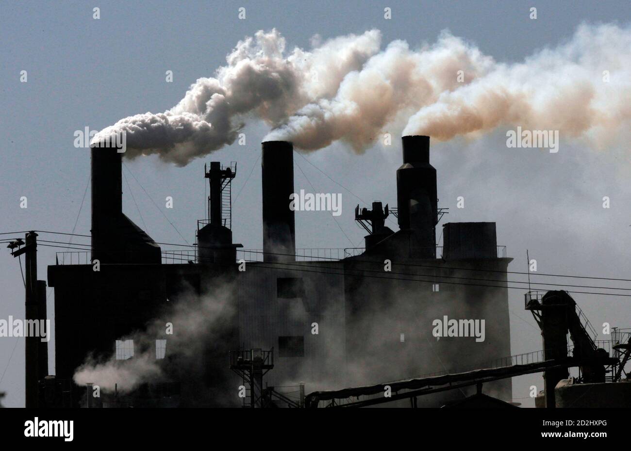 Smoke billows from a factory on the outskirts of Shenyang, northeast China's Liaoning province, May 4, 2007. Climate experts agreed on a U.N. report on Friday that said fighting global warming is affordable and the technology available to slow the growth in greenhouse gas emissions and stave off climate chaos, a senior delegate said.  REUTERS/Stringer  (CHINA) Stock Photo