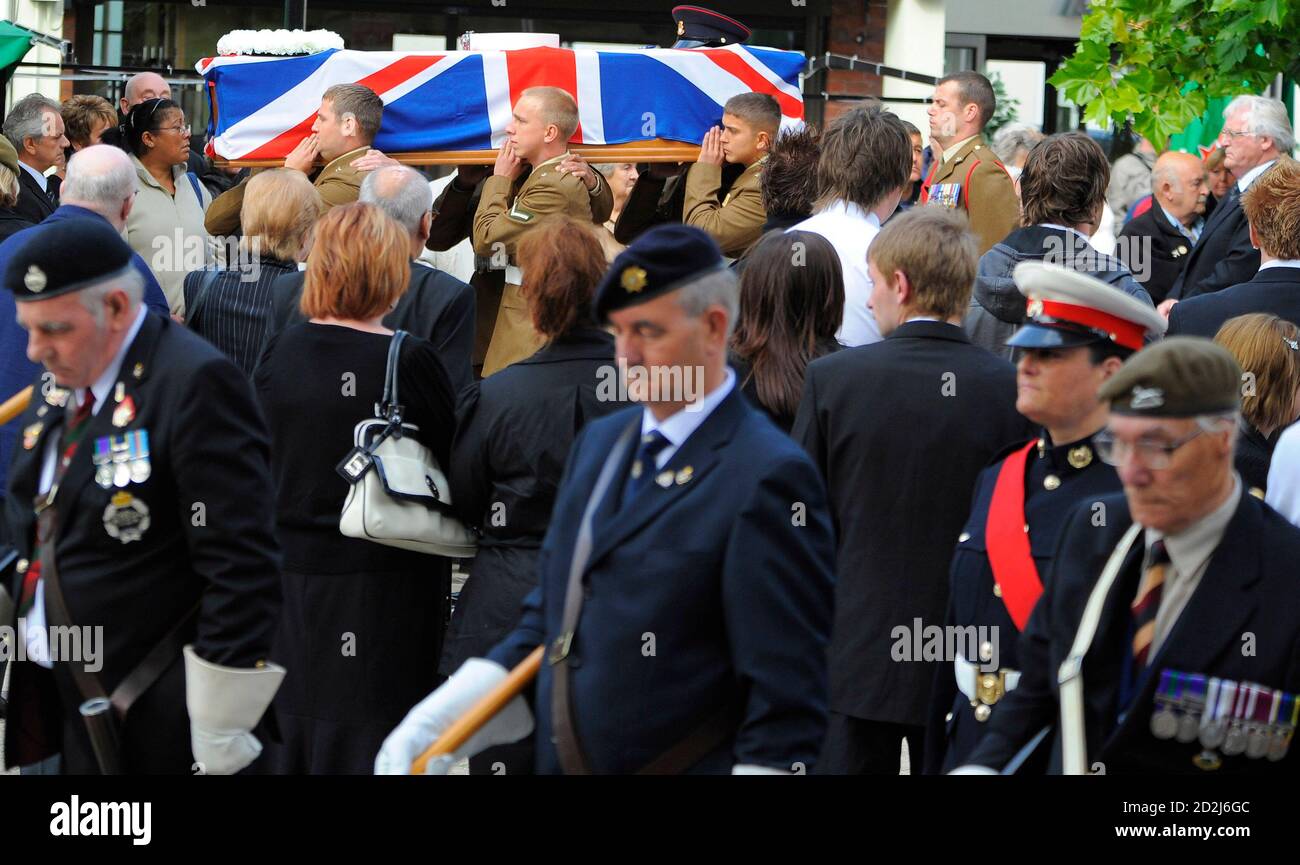 Pallbearers carry the coffin of Private Johnathon Young of the 3rd Battalion The Yorkshire Regiment (Duke of Wellington's) to Holy Trinity church in Hull, northern England September 16, 2009.  Private Young died in an explosion while on foot patrol in Helmand province, Afghanistan, on August 20.    REUTERS/Nigel Roddis (BRITAIN OBITUARY CONFLICT) Stock Photo