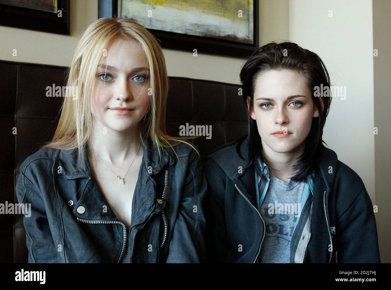 forene Indica En effektiv Actresses Kristen Stewart (R) and Dakota Fanning who star in the movie "The  Runaways" pose for a portrait during the 2010 Sundance Film Festival in  Park City, Utah January 24, 2010. REUTERS/Mario