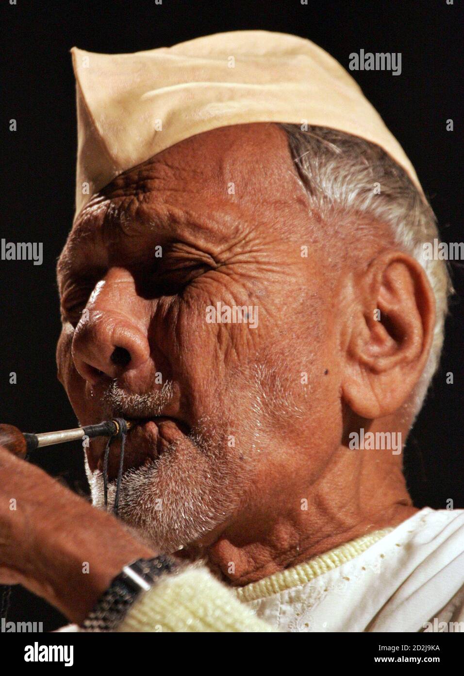 89-year-old Indian Clarinettist Ustad Bismillah Khan performs during a show in Srinagar, India September 12, 2005. Khan, the recipient of Bharat Ratna (India's highest civilian award), is presently in Srinagar and performed during an hour-long show. REUTERS/Fayaz Kabli  FK/JJ Stock Photo