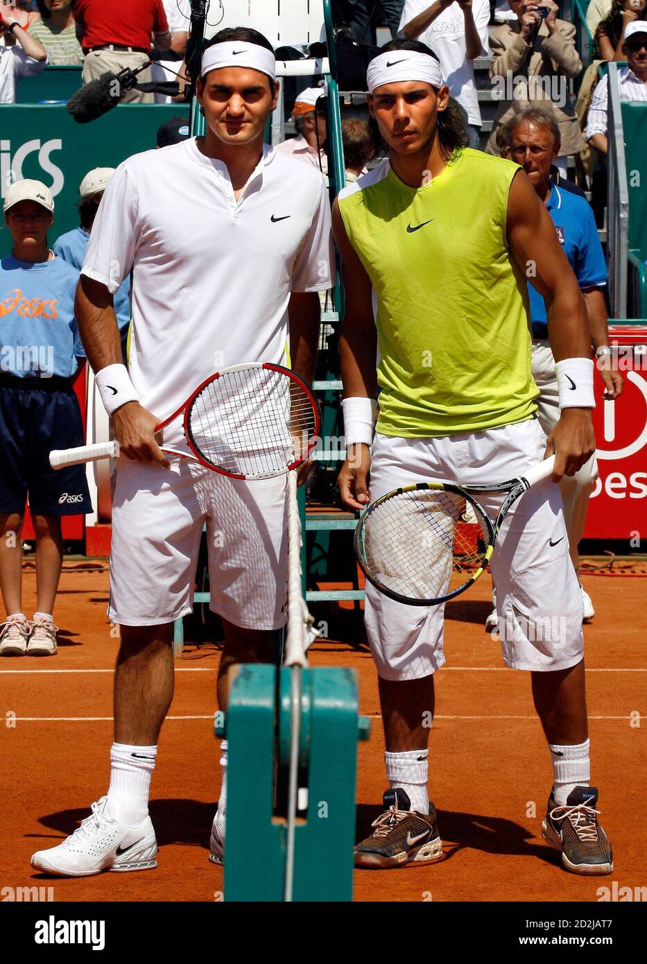 Roger Federer of Switzerland (L) poses with Rafael Nadal of Spain before  the finals of the Monte Carlo tennis open in Monaco April 23, 2006.  REUTERS/Eric Gaillard Stock Photo - Alamy