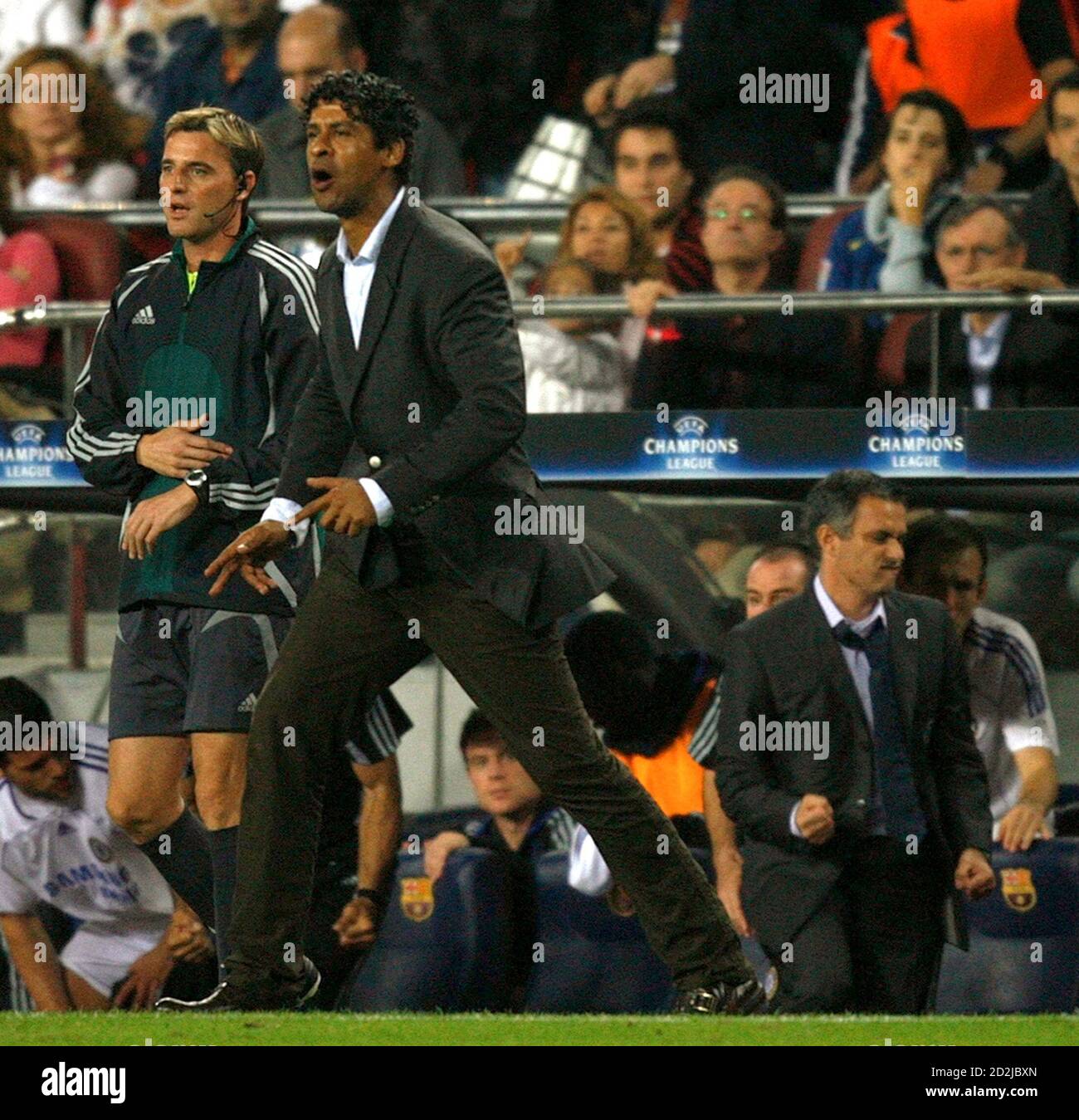 Chelsea's coach Jose Mourinho (R) celebrates as Barcelona coach Frank  Rijkaard (2nd L) reacts as the final whistle is blown in their Champions  League Group A soccer match at the Nou Camp