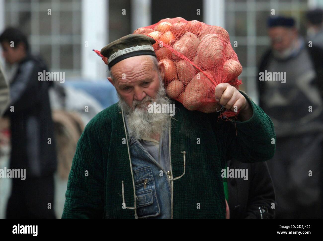 A man carries a sack of potatoes at a market in Dushanbe February 23, 2009.  Picture taken February 23, 2009. Plagued by poverty, rampant crime and now  collapsing incomes, Tajikistan risks turning