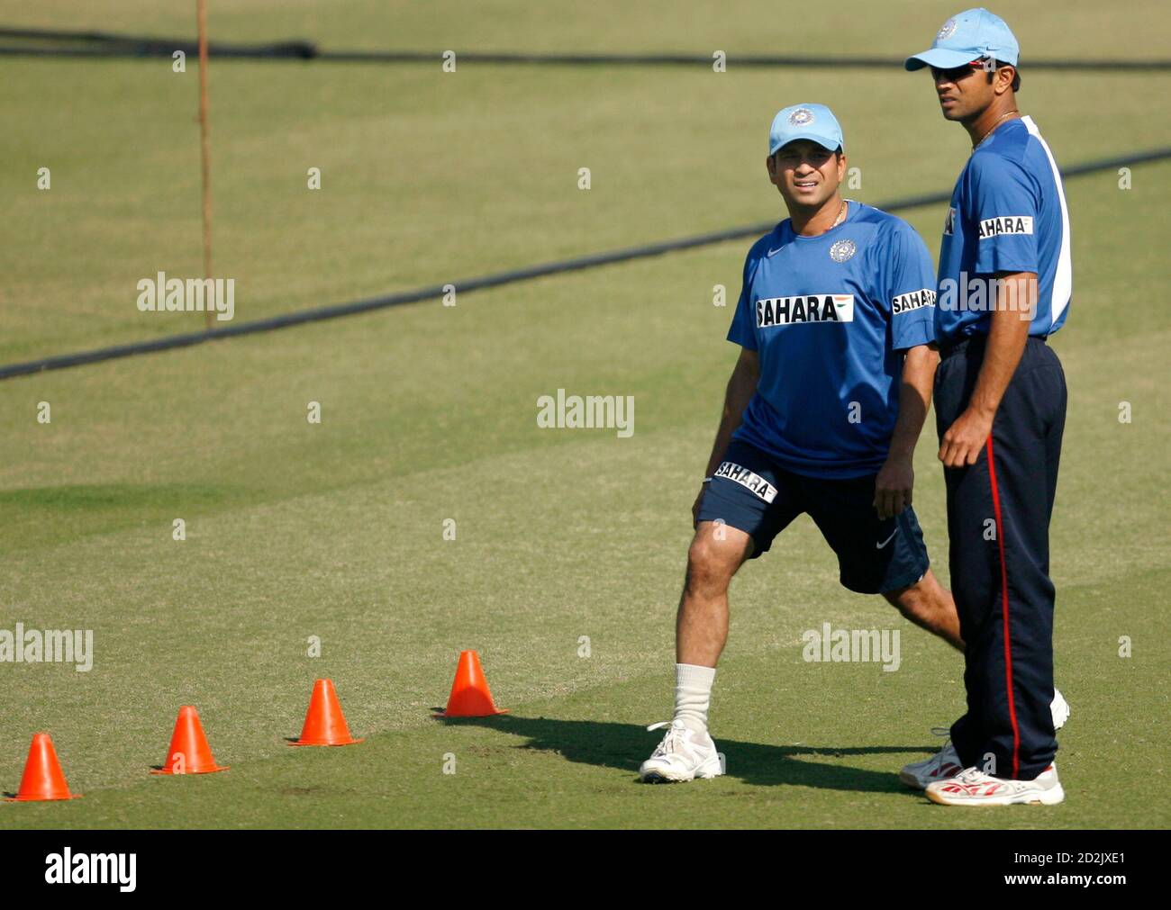 India's captain Rahul Dravid (R) and 