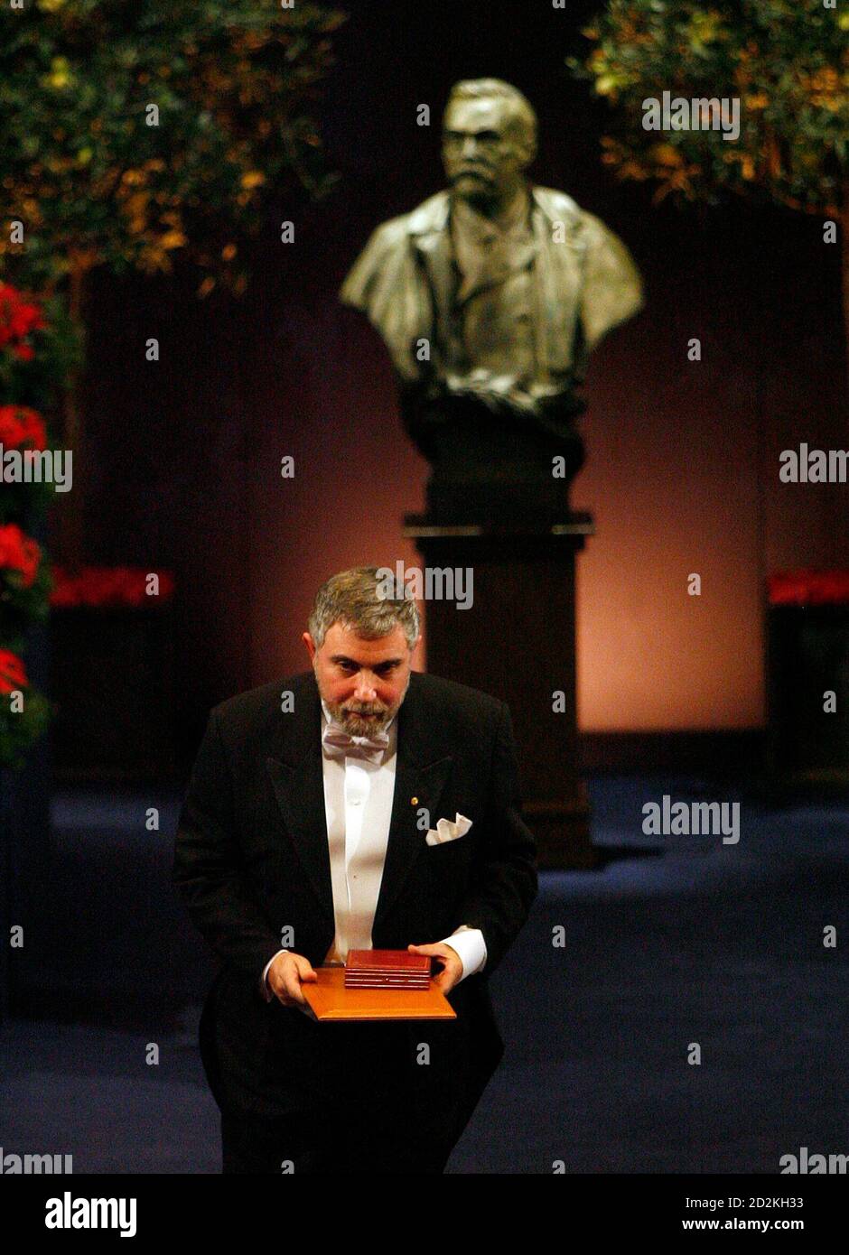 Paul Krugman of the U.S. reacts after receiving the 2008 Nobel Prize in  Economics from Sweden's King Carl XVI Gustaf (R) at the Concert Hall in  Stockholm December 10, 2008. Krugman was