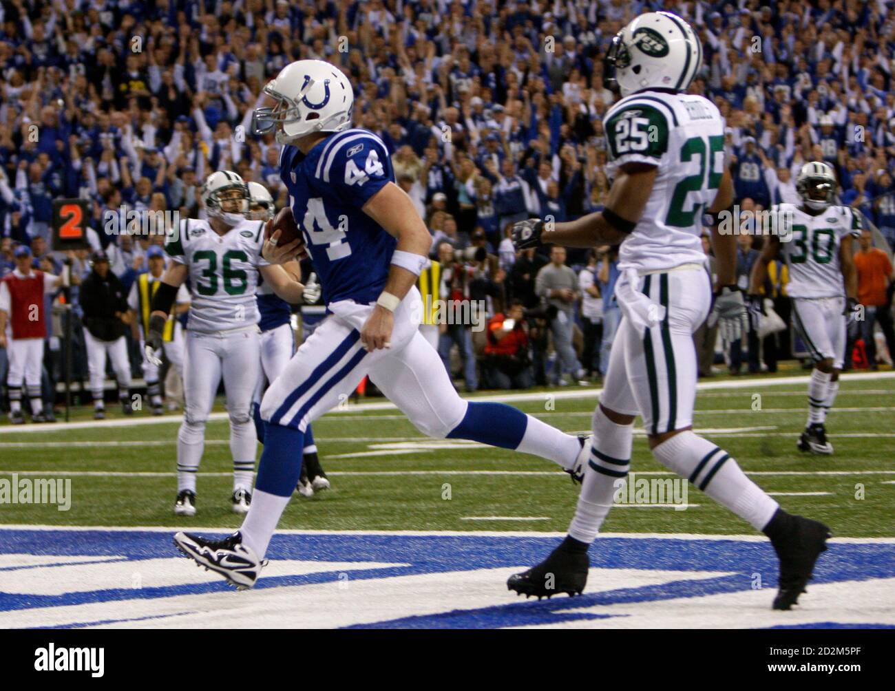 Klasseværelse akse sikkerhed Indianapolis Colts tight end Dallas Clark (44) scores on a touchdown pass  in front of New York Jets safety Kerry Rhodes (R) in the fourth quarter of  the NFL AFC Championship football