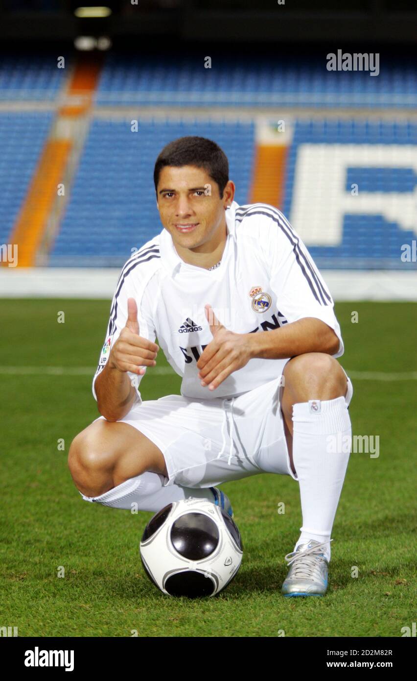 Real Madrid S New Player Brazilian Defender Cicinho Poses During His Presentation Ceremony At Santiago Bernabeu Stadium In Madrid December 29 2005 Real Madrid Has Signed Cicinho On A Five Year Deal From World