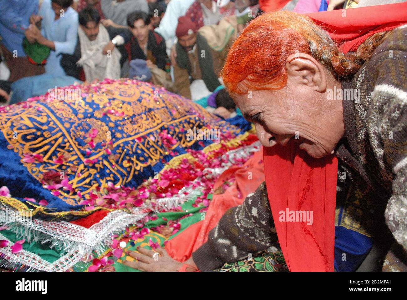 Benazir bhutto grave hi-res stock photography and images - Alamy Benazir bhutto grave hi-res stock photography and images - Alamy