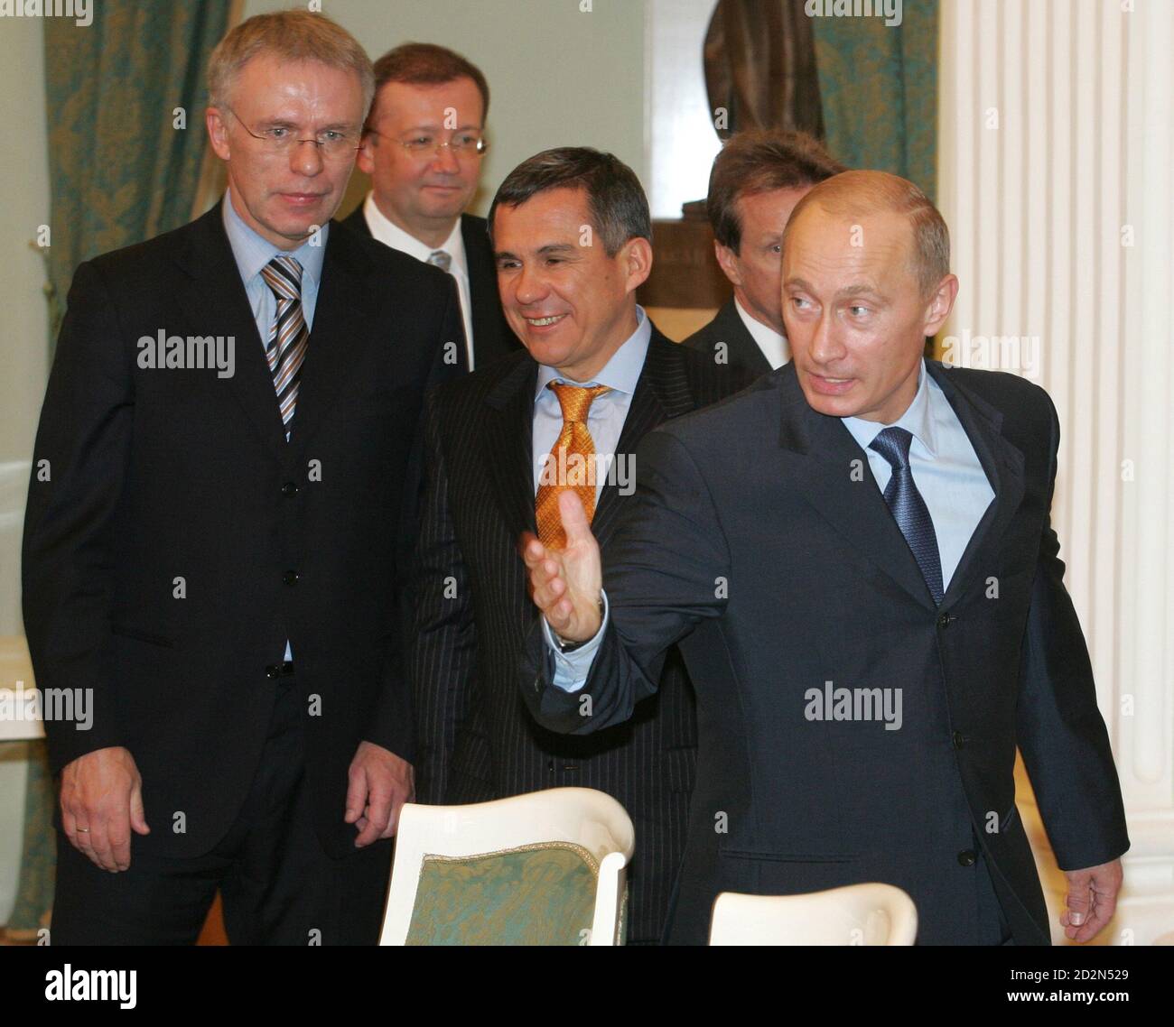 Russian President Vladimir Putin, head of Russian Federal Agency for Sport Vyacheslav Fetisov (L), Deputy Foreign Minister Alexander Yakovenko (2nd L) and Prime Minister of Tatarstan Republic Rustam Minnikhanov (3rd L) take their places at the table during their meeting with George Killian, President of The International University Sports Federation in Moscow October 23, 2006.   REUTERS/Alexander Natruskin (RUSSIA) Stock Photo