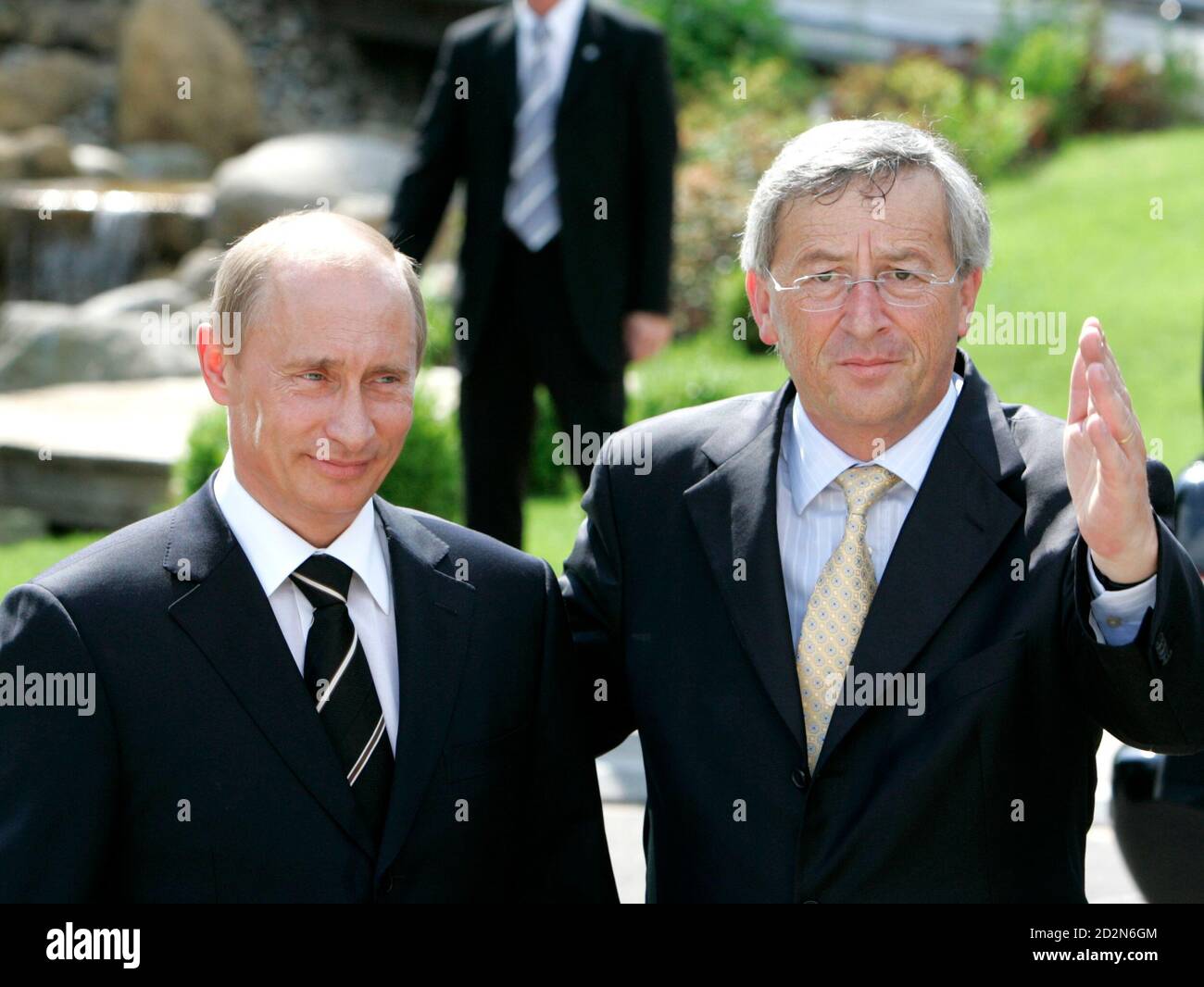 Russia's President Vladimir Putin (L) and Luxembourg's Prime Minister Jean-Claude  Juncker arrive at the Senningen Castle ahead of a meeting in Luxembourg May  24, 2007. REUTERS/Thierry Roge (LUXEMBOURG Stock Photo - Alamy