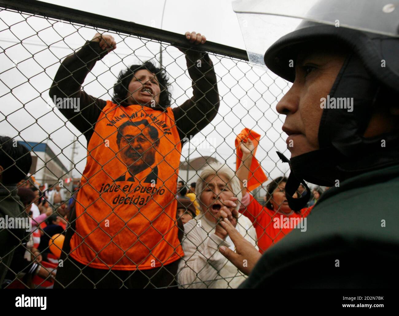 Supporters of Peru's former President Alberto Fujimori protest outside the airport, before his arrival to Peru, in Lima September 22, 2007. Fujimori was flown out of Chile on Saturday to face charges of human rights abuse and corruption seven years after fleeing Peru for Japan. REUTERS/Mariana Bazo(PERU) Stock Photo