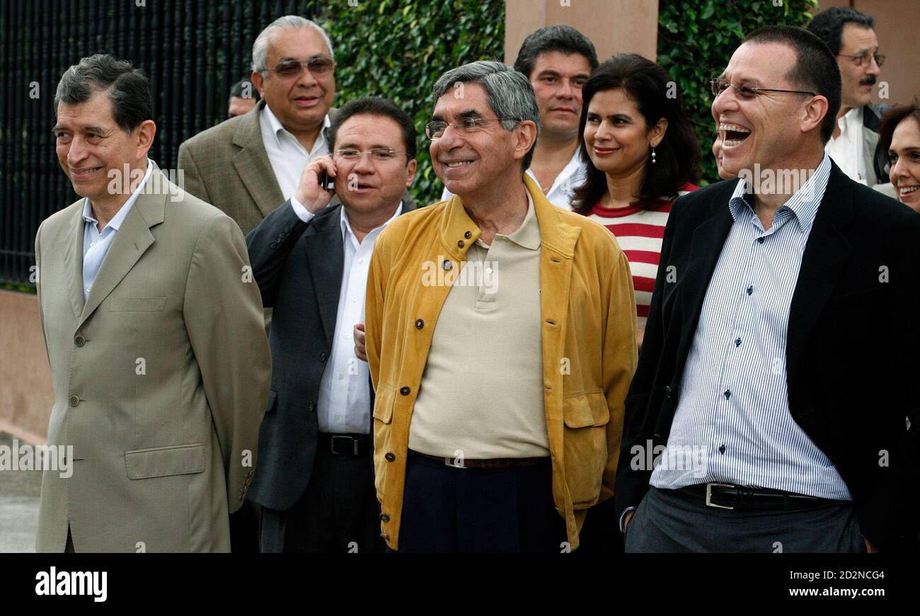 Costa Rica´s President Oscar Arias (C) stands with Carlos Lopez (L),  representative for Honduras' interim President Roberto Micheletti, Enrique  Flores (2nd L) Rixi Moncada (2nd R) and Aristedes Mejia (R),  representatives for