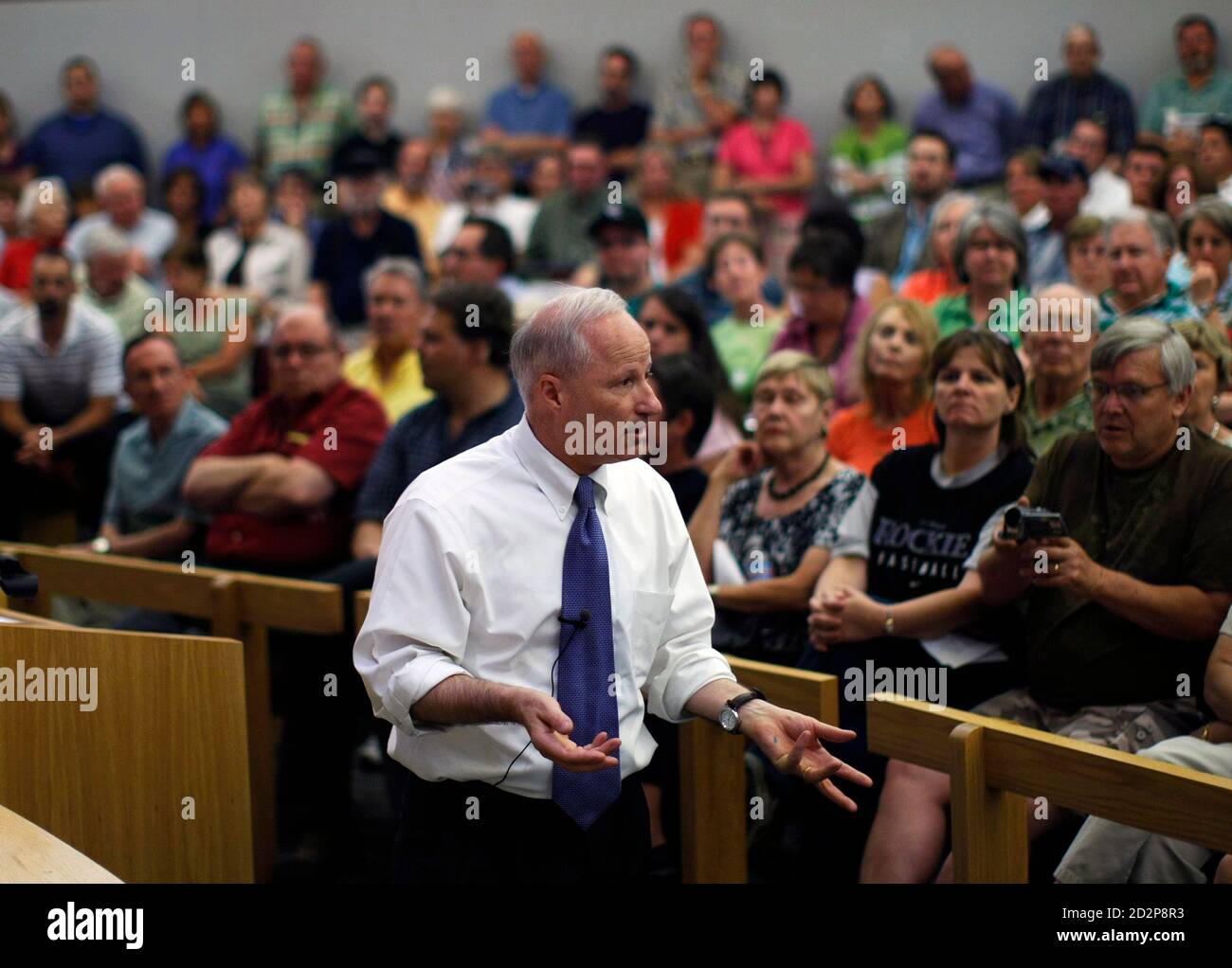 People listen at a town hall meeting on healthcare reform hosted by Rep. Mike Coffman (R-CO) in Littleton, Colorado August 12, 2009. REUTERS/Rick Wilking (UNITED STATES POLITICS HEALTH) Stock Photo