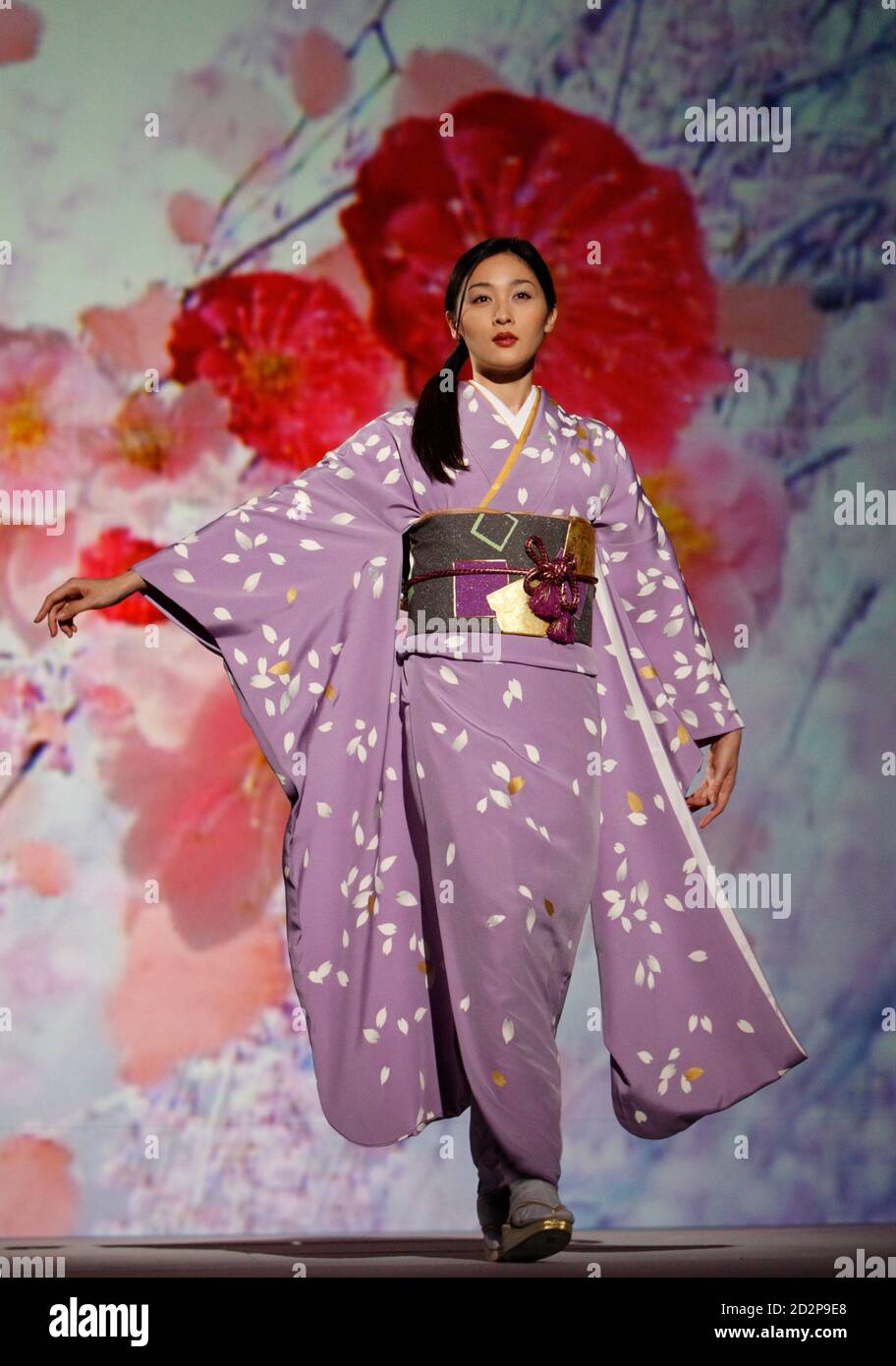 A model clad in a traditional kimono performs during the 'Embracing the  Japanese aesthetic' event in Tokyo November 5, 2009. REUTERS/Yuriko Nakao  (JAPAN FASHION Stock Photo - Alamy
