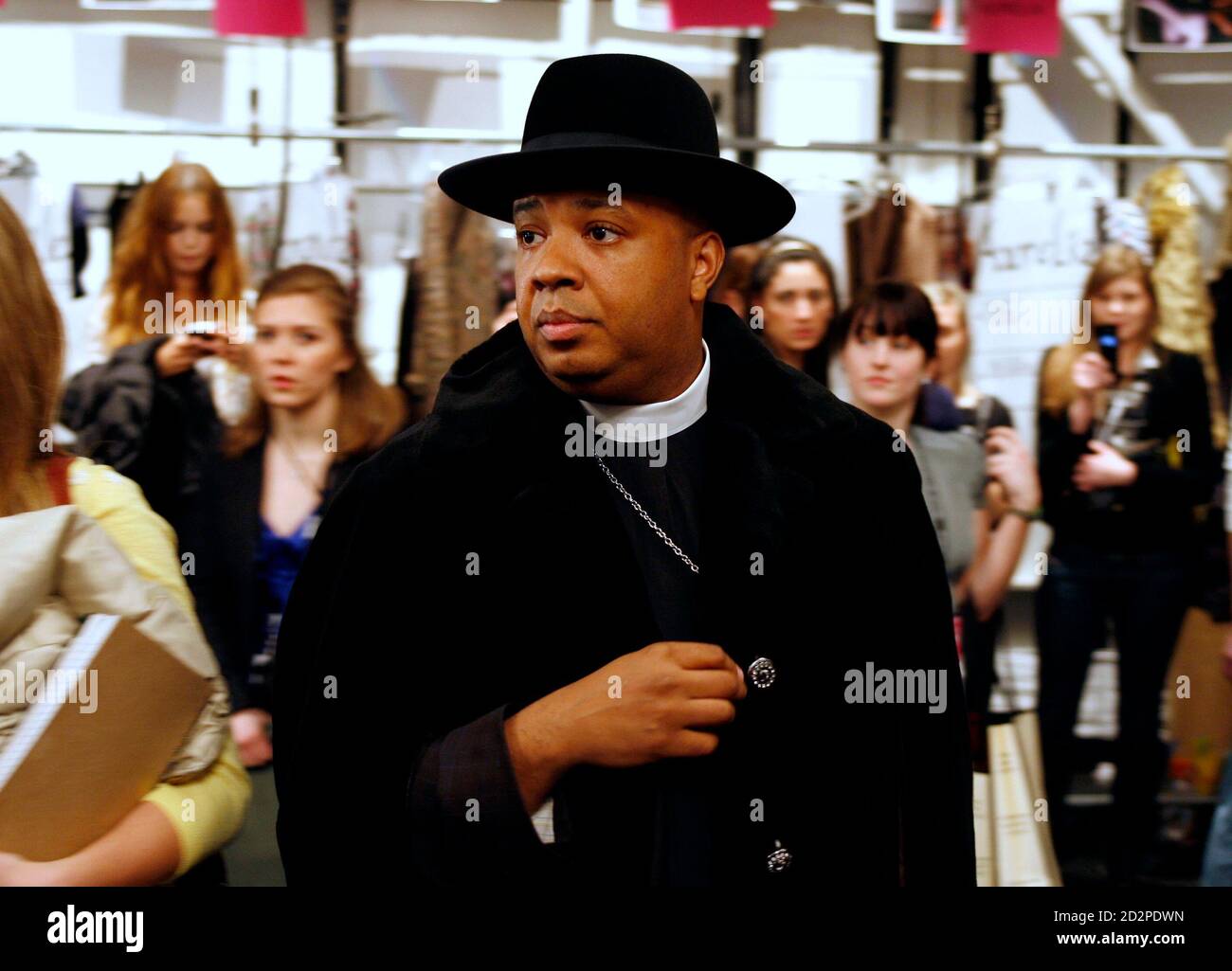 Hip Hop Artist Reverend Run Of Run Dmc Waits Backstage Before The Betsey Johnson Fall Collections 07 During New York Fashion Week February 6 07 Reuters Finbarr O Reilly United States Stock Photo Alamy