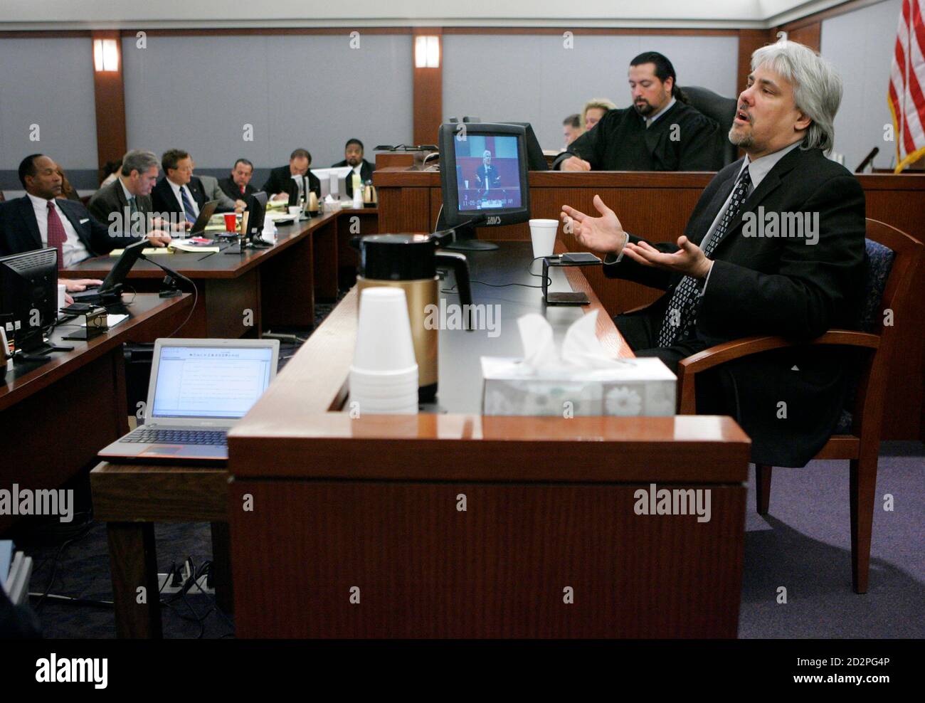 Thomas Riccio testifies during the second day of O.J. Simpson's preliminary hearing at the Clark County Regional Justice Center in Las Vegas, Nevada November 9, 2007. Simpson is seated at far left.  Simpson never drew a gun during what prosecutors say was an armed robbery of his own sports memorabilia and may not even have seen one brandished during the incident in a Las Vegas hotel room, a witness testified on Friday. REUTERS/Steve Marcus (UNITED STATES) Stock Photo
