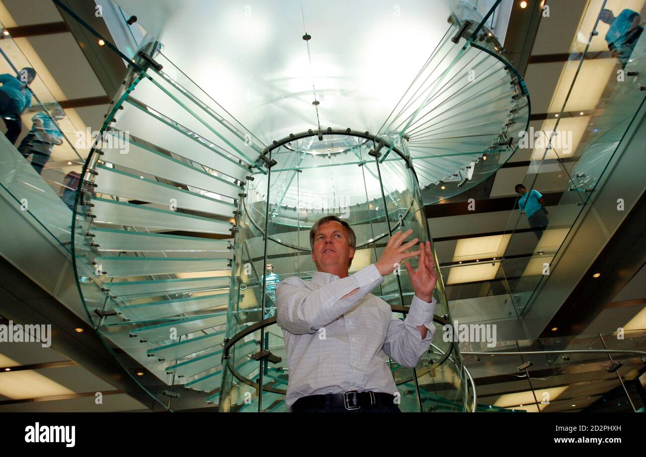 Ron johnson apple hi-res stock photography and images - Alamy
