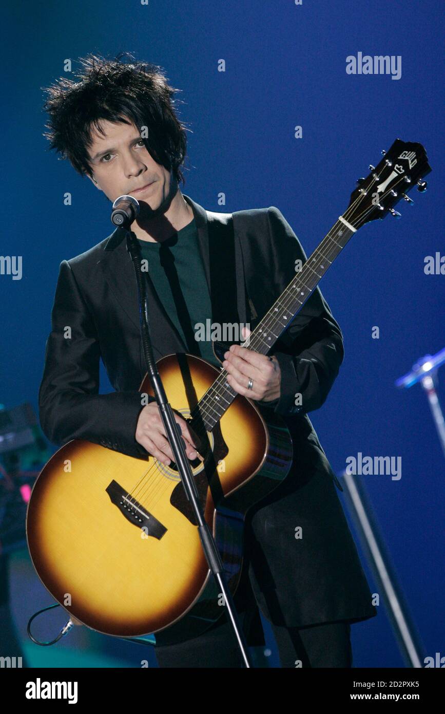 French Indochine Band Singer Nicolas Sirkis Performs During The 22nd Victoires De La Musique Ceremony French Music Awards In Paris March 10 2007 Reuters Benoit Tessier France Stock Photo Alamy