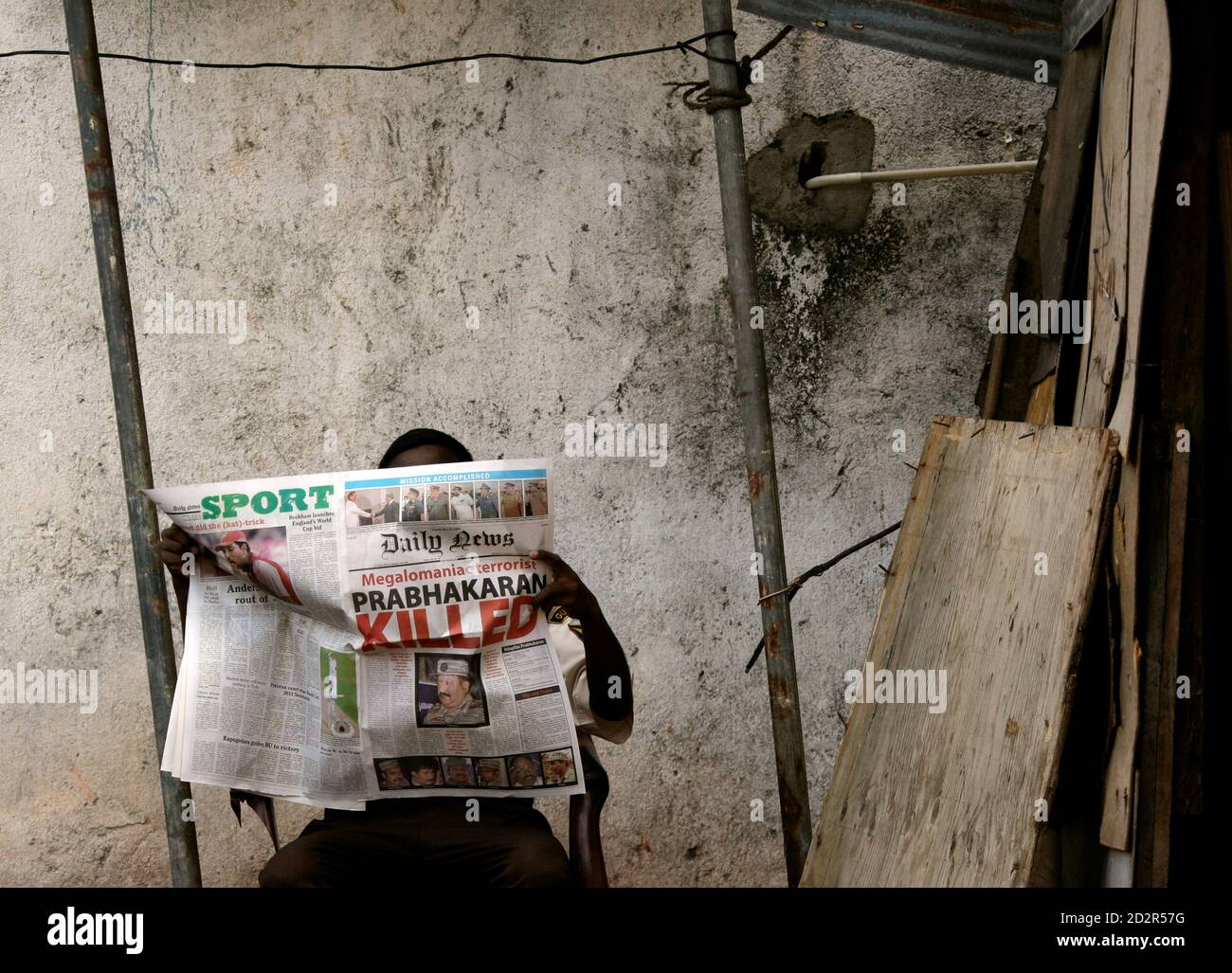 A Sri Lankan man reads a local newspaper reporting that government troops  on Monday killed Liberation Tigers of Tamil Eelam (LTTE) leader Vellupillai  Prabhakaran, in central Colombo May 19, 2009. But today