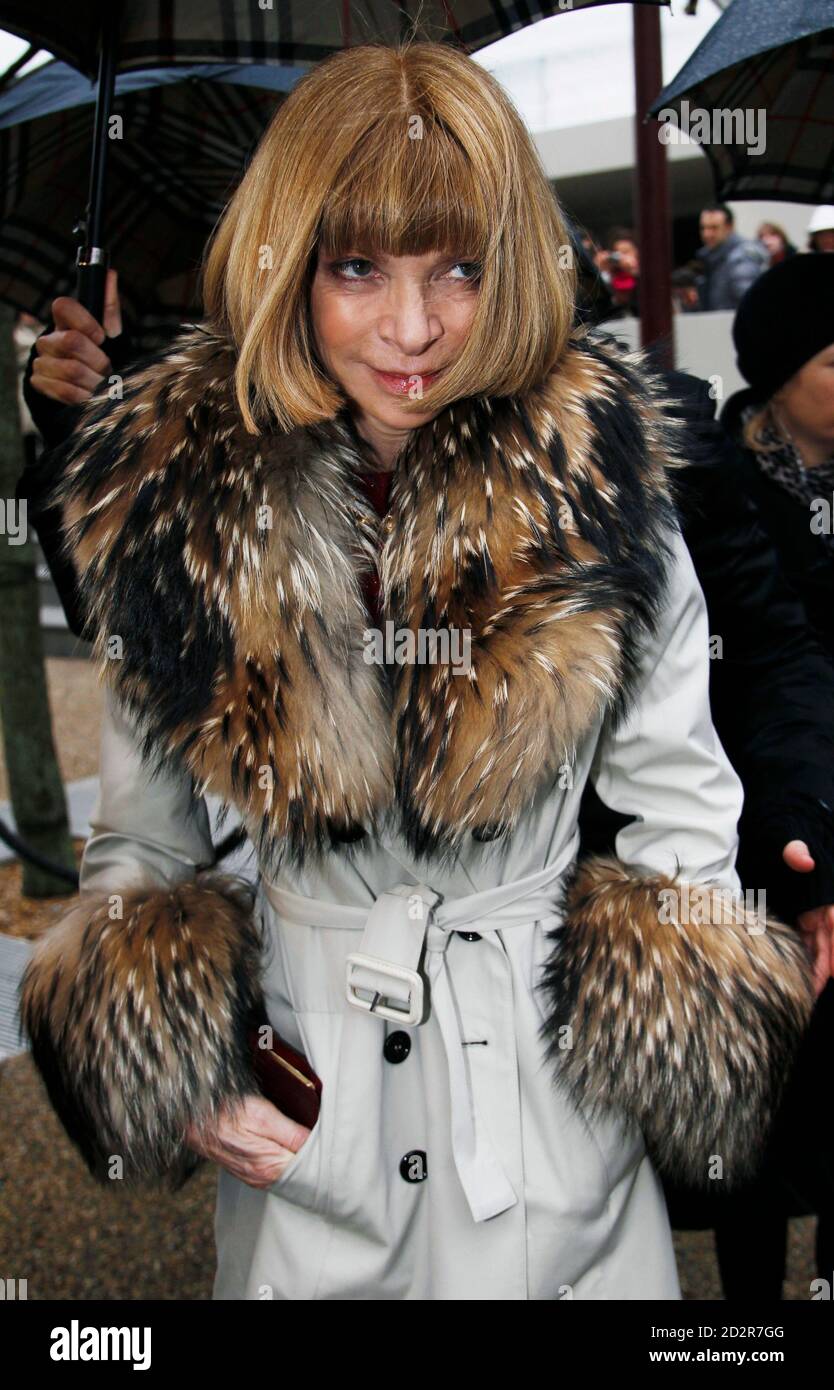 Vogue editor Anna Wintour arrives for the Burberry 2010 Autumn/Winter  collection during London Fashion Week, February 23, 2010. REUTERS/Luke  MacGregor (BRITAIN - Tags: ENTERTAINMENT FASHION Stock Photo - Alamy