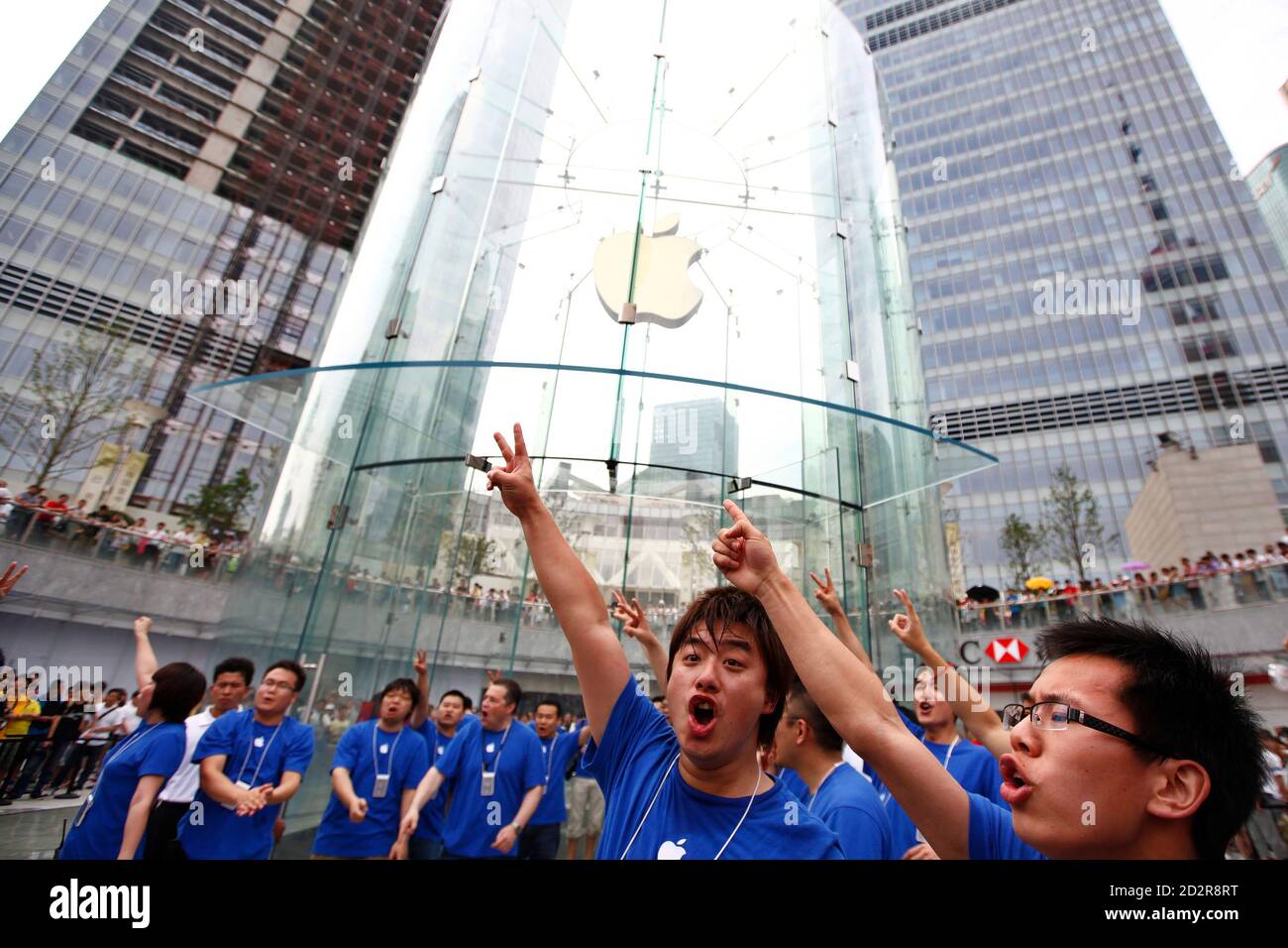 apple-employees-welcome-customers-outside-the-new-apple-store-at-pudong