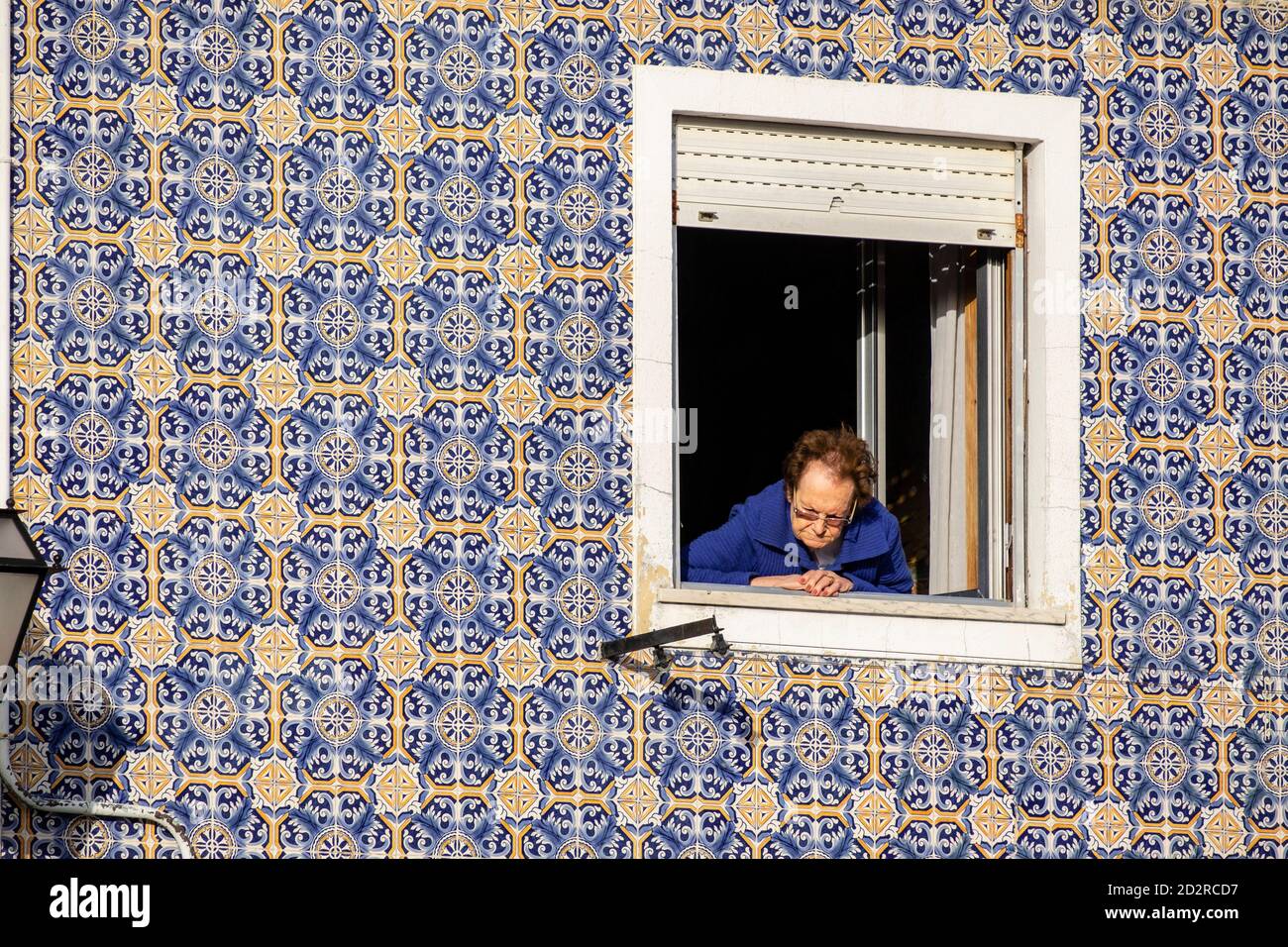 señora en la pared de azulejos, Cais dos Botiroes, Aveiro, Región Centro Portugal Stock Photo