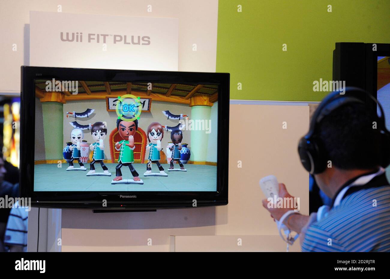 Attendees play Wii Fit Plus at the E3 Electronic Entertainment Expo in Los  Angeles June 2, 2009. REUTERS/Phil McCarten (UNITED STATES ENTERTAINMENT  Stock Photo - Alamy