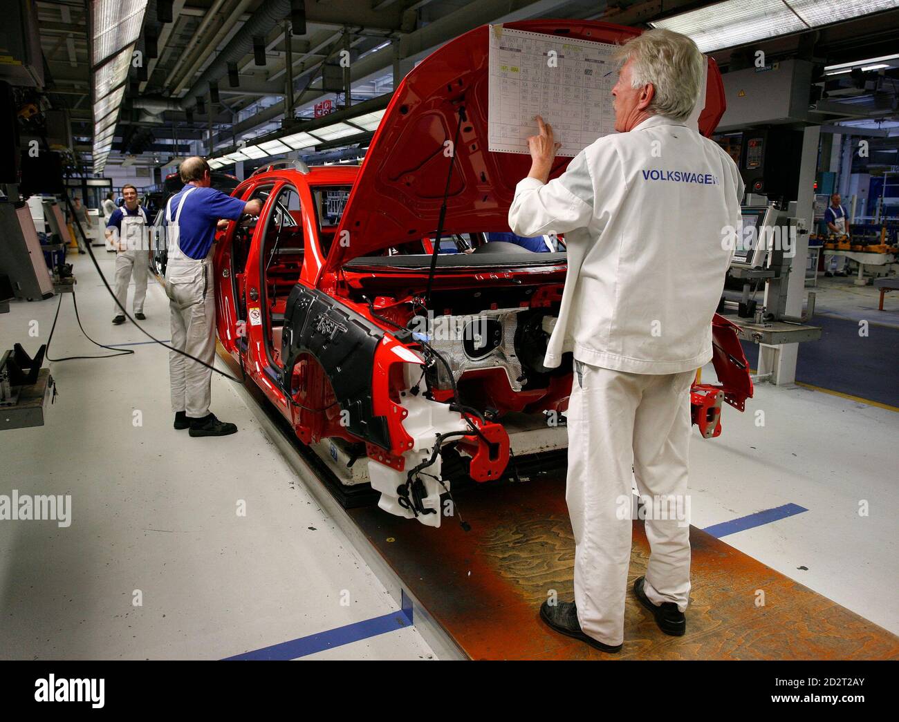 Volkswagen employees work on a VW Passat at the construction line of Volkswagen plant in Emden April 24, 2009.   REUTERS/Christian Charisius (GERMANY TRANSPORT BUSINESS) Stock Photo