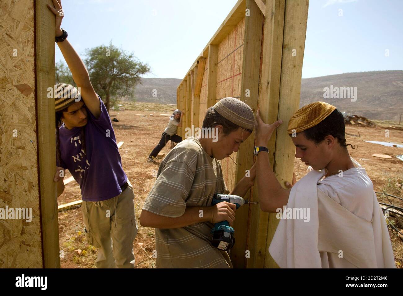 Jewish settlers build a makeshift synagogue in the unauthorised outpost of Maoz Esther, near the Jewish settlement of Kokhav Hashahar, northeast of the West Bank city of Ramallah June 4, 2009, after Israeli authorities demolished similar structures at the outpost on Wednesday.    REUTERS/Baz Ratner (WEST BANK POLITICS) Stock Photo