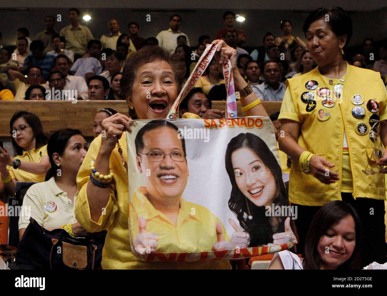A supporter shows her handbag made from an election campaign poster of Philippine Senator Benigno 'NoyNoy' Aquino III who will be proclaimed winner of the presidential election shortly at the House of Representatives in Quezon City, Metro Manila June 9, 2010. Photo in the bag at right is Aquino III's sister Kris, a Philippine actress.    REUTERS/Erik de Castro  (PHILIPPINES - Tags: POLITICS ELECTIONS SOCIETY) Stock Photo
