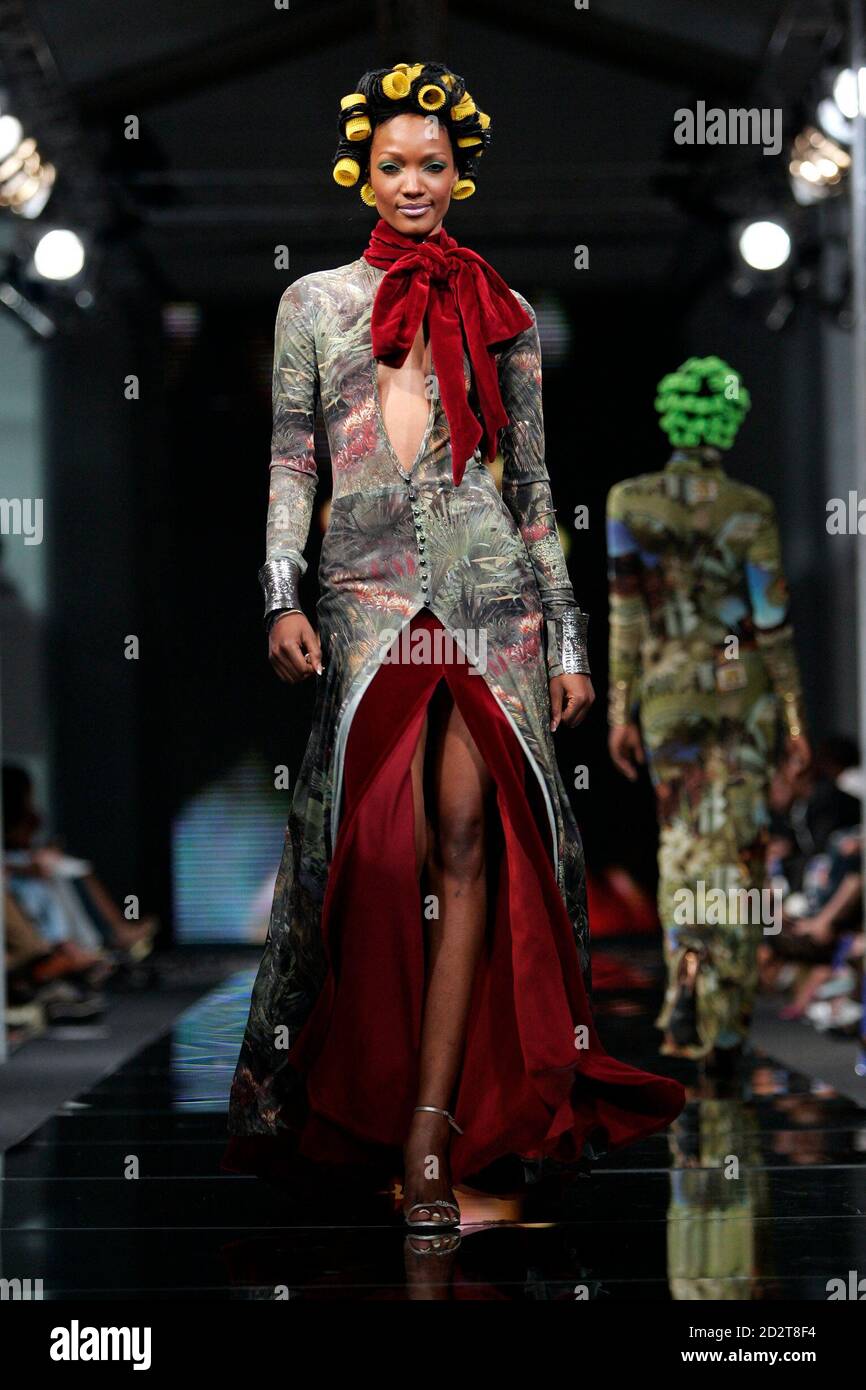 A model displays an outfit created by Exodus during the Audi Joburg Fashion  Week at Nelson Mandela Square, Sandton, February 15, 2007. REUTERS/Siphiwe  Sibeko(SOUTH AFRICA Stock Photo - Alamy