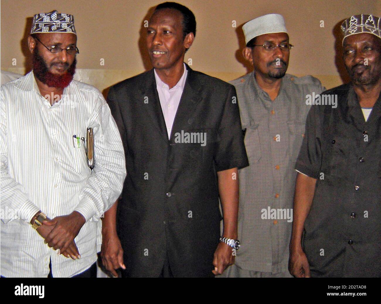 Somalia's Prime Minister Ali Mohamed Gedi (2nd L) poses for a photograph with Hawiye clan elders Mohamed Hasan Had (L), Ade Gabo (2nd R) and Ahmed Diriye (R) at the former National Security headquarters in Mogadishu October 8, 2007. Gedi has reached a truce with Mogadishu's dominant clan, some of whose fighters had supported Islamist-led insurgents in battles with government troops and Ethiopian forces earlier this year. Picture taken October 8, 2007. REUTERS/Feisal Omar (SOMALIA) Stock Photo