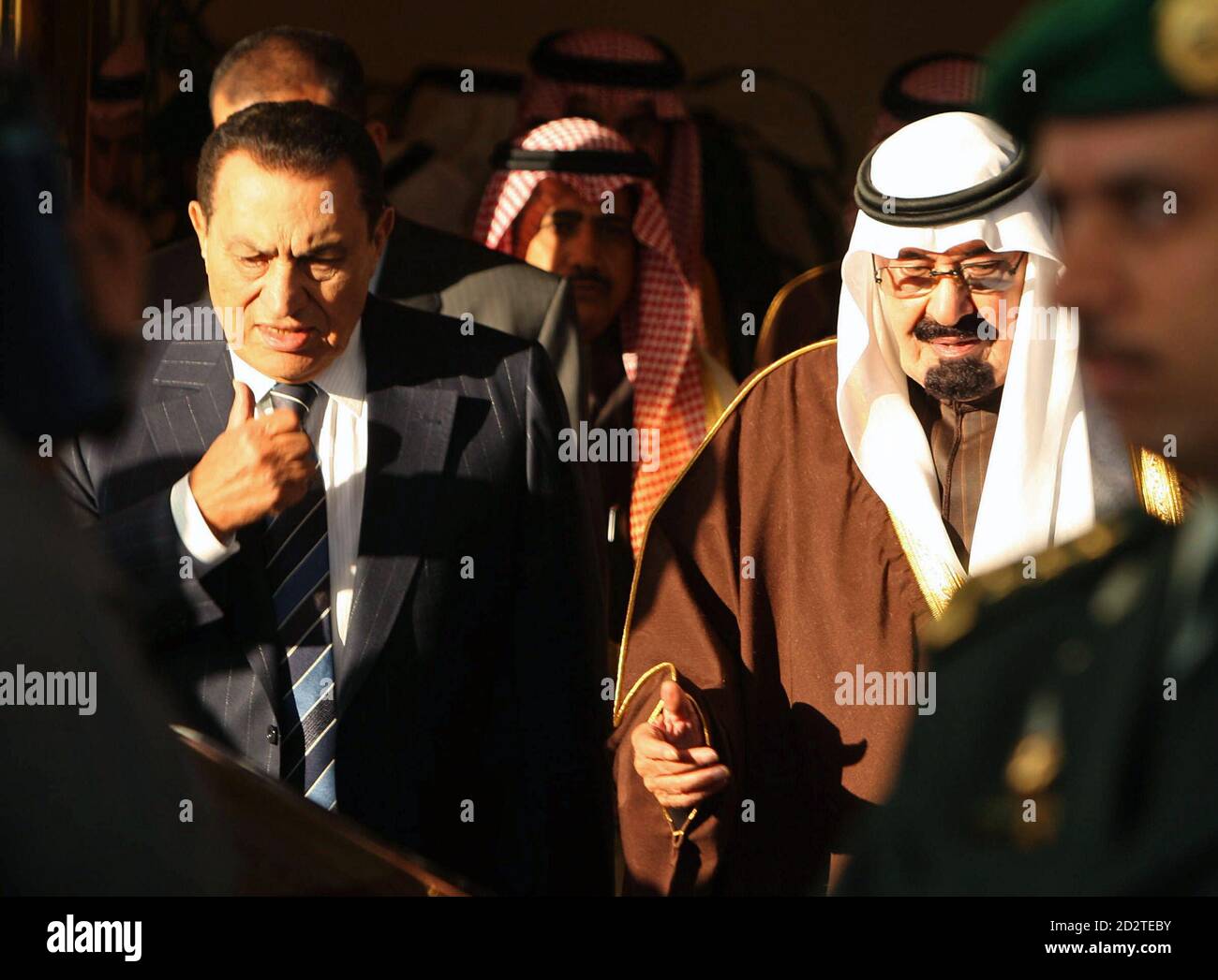 Saudi Arabia's King Abdullah (R) chats with Egyptian President Hosni  Mubarak on his arrival at Riyadh airport January 13, 2009. REUTERS/Fahad  Shadeed (SAUDI ARABIA Stock Photo - Alamy