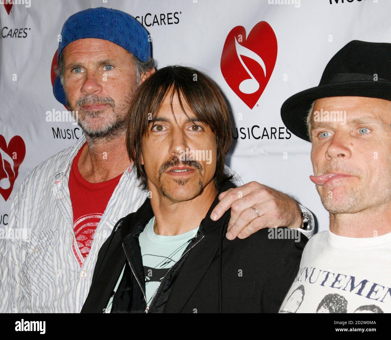 børste Arashigaoka Minde om Members of the Red Hot Chili Peppers (L-R) Chad Smith, Anthony Kiedis and  Flea pose at the Musicares MAP Fund benefit concert in Los Angeles May 8,  2009. Kiedis was honored with