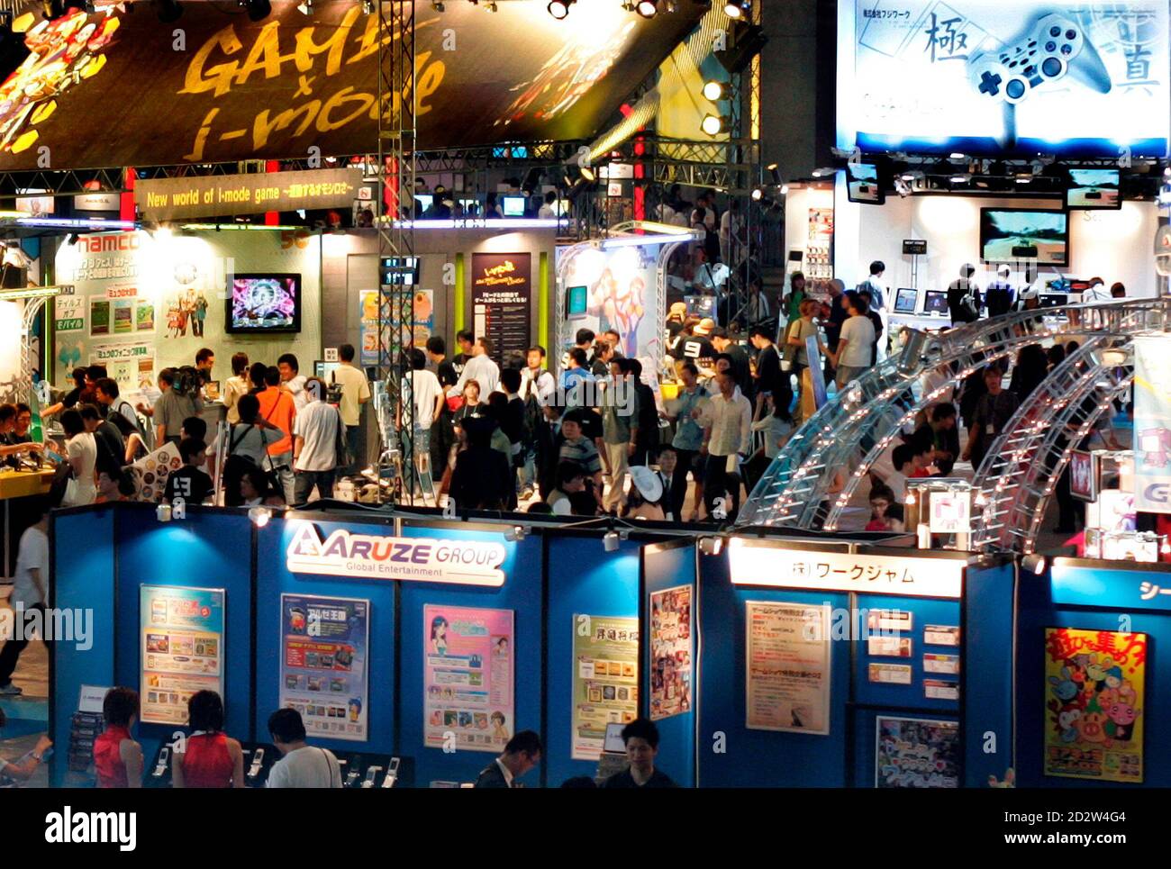 Visitors attend the Tokyo Game Show 2005, Japan's biggest video game software exhibition, at the Makuhari Messe Convention Centre in Chiba, east of Tokyo September 16, 2005. About 130 companies from 11 countries are participating in the three-day show. REUTERS/Toru Hanai  TH/KS Stock Photo