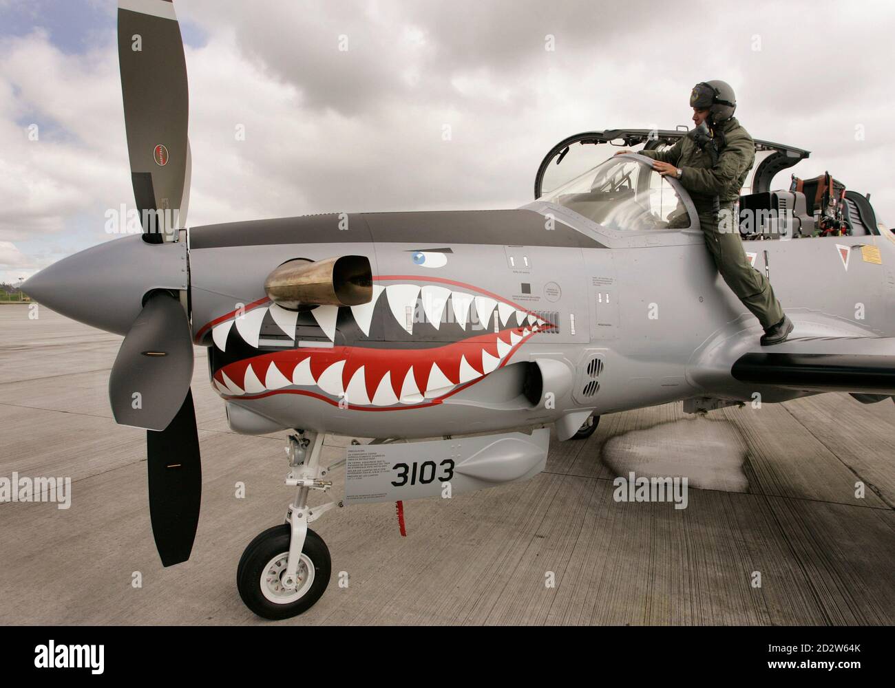 A Colombian airforce pilot boards a Tucano turboprop plane at Bogota's military airport of Catam, December 14, 2006. Brazil delivered three military planes in Colombia in a move that Colombia's biggest rebel group characterized as meddling in its four-decade fight to establish a socialist state. The Super Tucano turboprop planes, made by Embraer, are part of a bigger order of 25 aircraft worth $235 million.  REUTERS/Jose Miguel Gomez         (COLOMBIA) Stock Photo