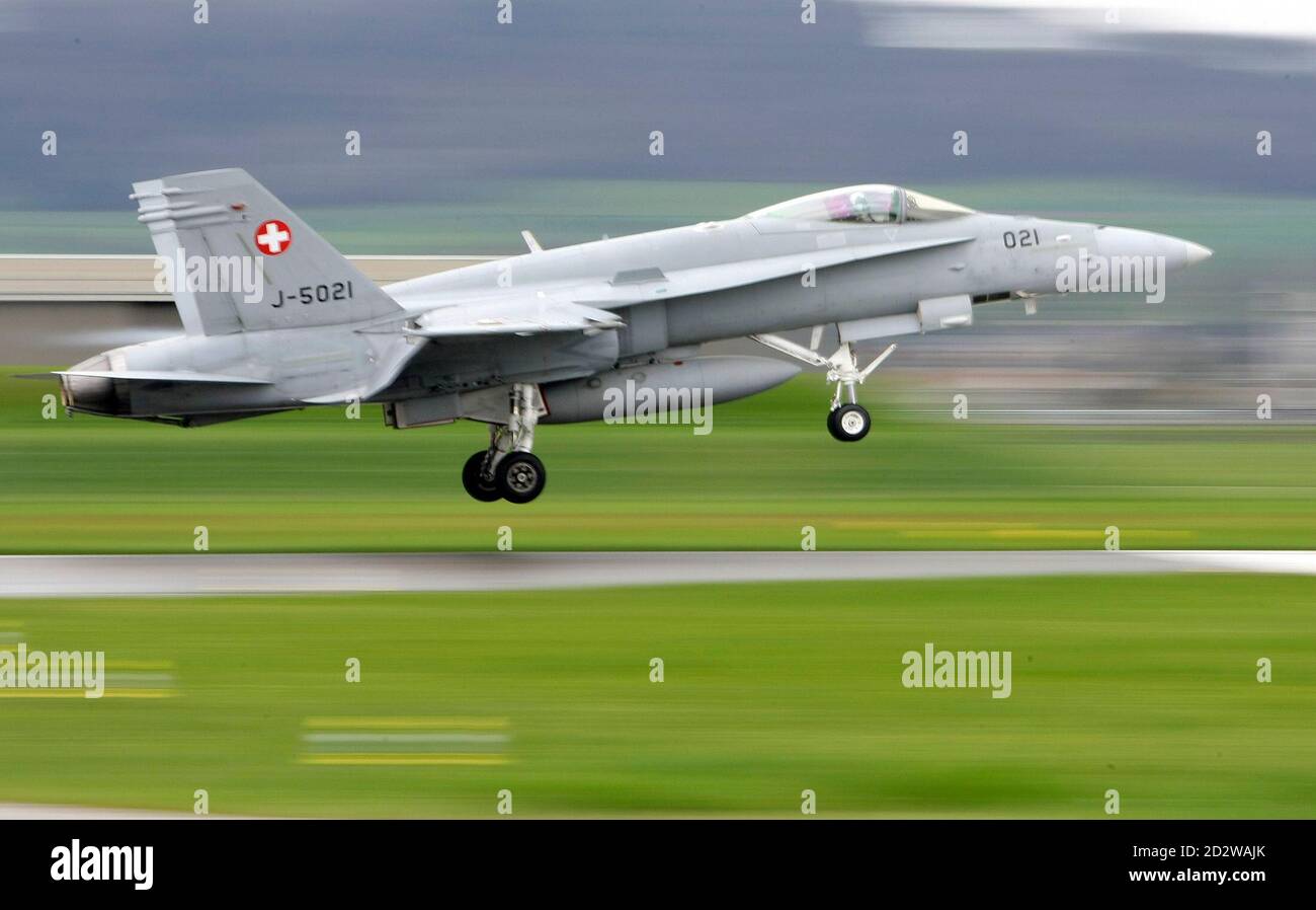 A F/A18 Hornet fighter jet lands at the Swiss Air Force Base in Payerne  before a drill for media April 22, 2008. REUTERS/Pascal Lauener (SWITZERLAND  Stock Photo - Alamy