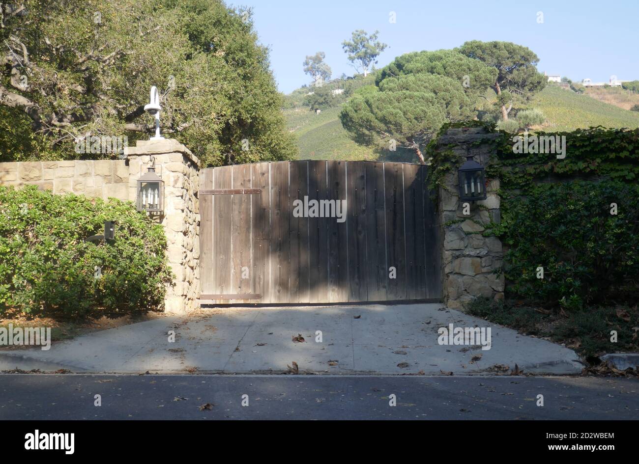 Bel Air, California, USA 6th October 2020 A general view of atmosphere of director Victor Fleming's former home at 1070 Moraga Drive on October 6, 2020 in Bel Air, California, USA. Photo by Barry King/Alamy Stock Photo Stock Photo