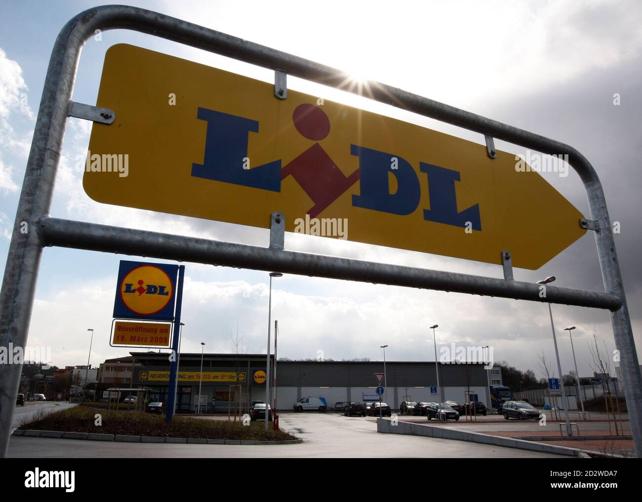 A general view shows the new Lidl supermarket in Kloten near Zurich March  11, 2009. The discount supermarket chain will open its thirteen first  supermarkets in Switzerland on next March 19. REUTERS/Christian