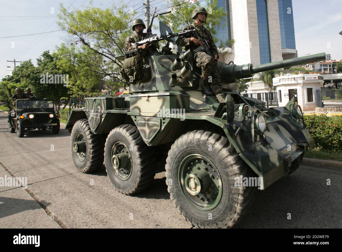 Honduran soldiers arrive at the presidential residency in Tegucigalpa June 28, 2009. Witnesses said Honduras' President Manuel Zelaya was detained at home by troops in a constitutional crisis over his attempt to win re-election. CNN's Spanish-language channel later quoted Costa Rican officials as saying he was in Costa Rica and seeking political asylum. REUTERS/Oswaldo Rivas (HONDURAS POLITICS CONFLICT MILITARY) Stock Photo