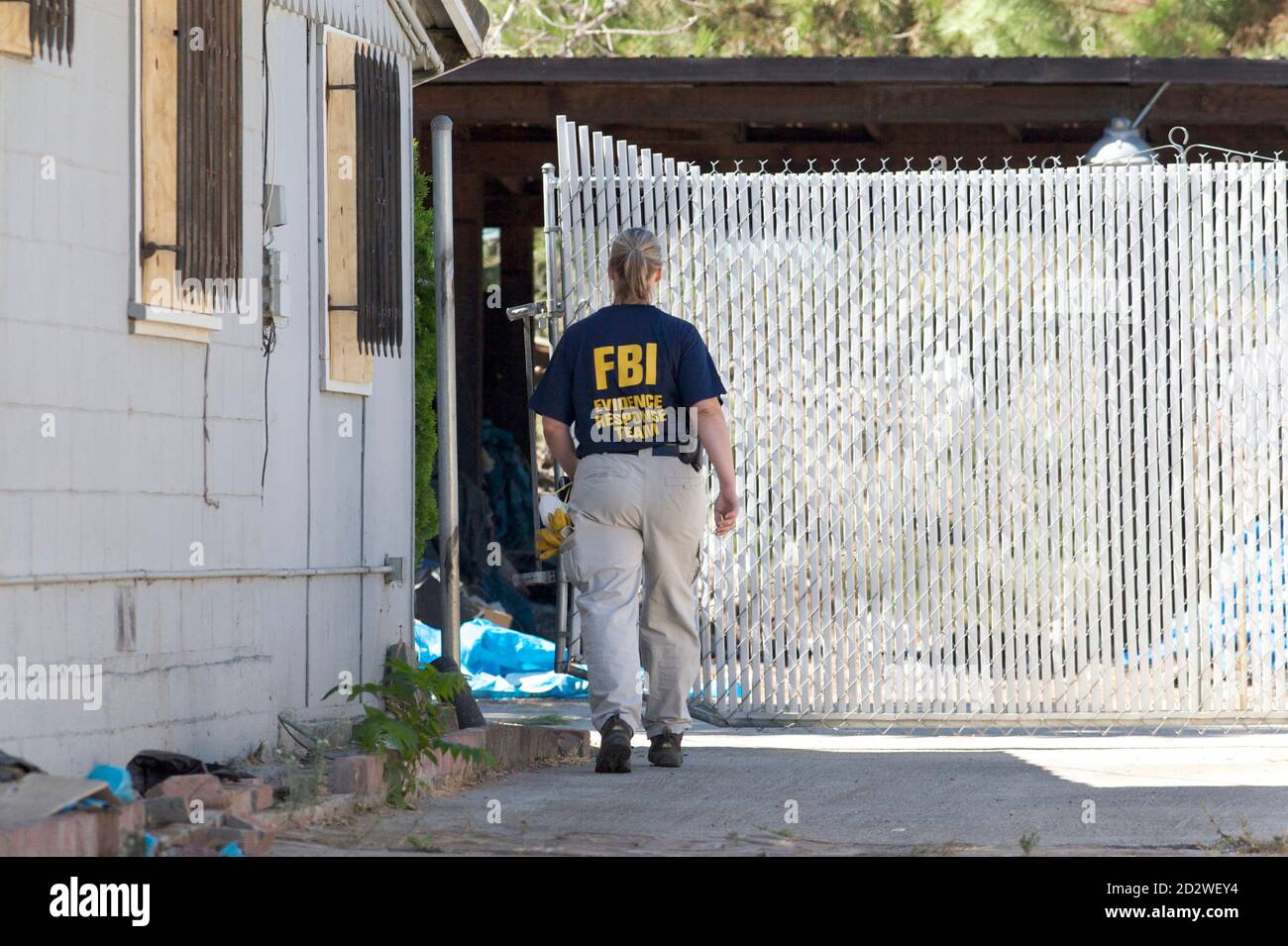 An Fbi Agent Walks Into The Backyard Of Phillip Garrido S Home In Antioch California September 15