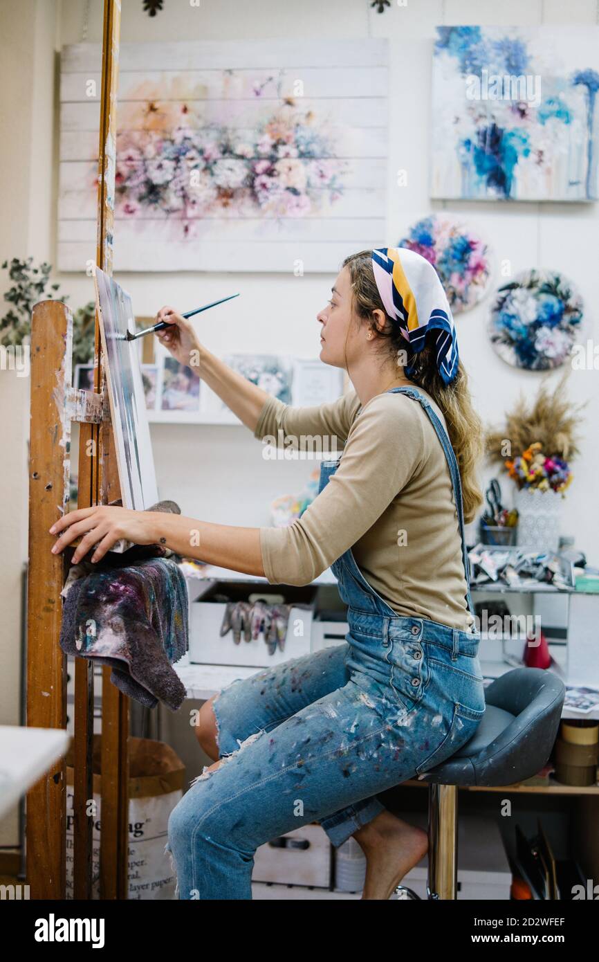 Artist sitting at his easel hi-res stock photography and images - Alamy